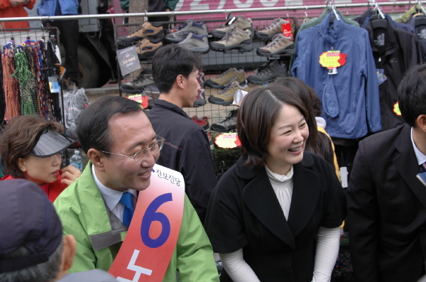 Roh Hoe-chan campaigning for the 18th National Assembly general election in Nowon C constituency, with TV personality Lee Geum-hee beside him.