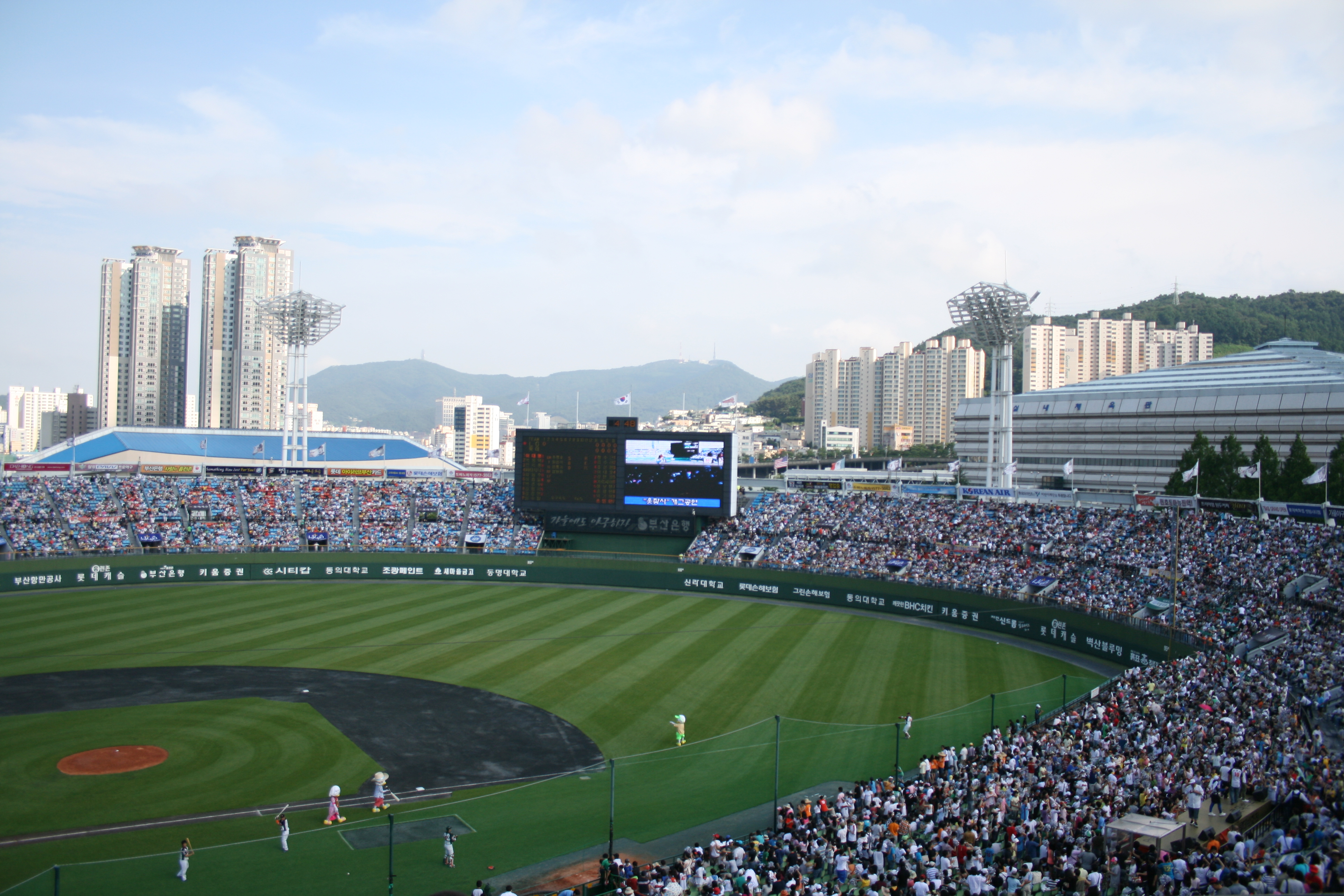 Stadion Bisbol Sajik di Busan. Bisbol adalah salah satu olahraga paling populer di Korea Selatan.