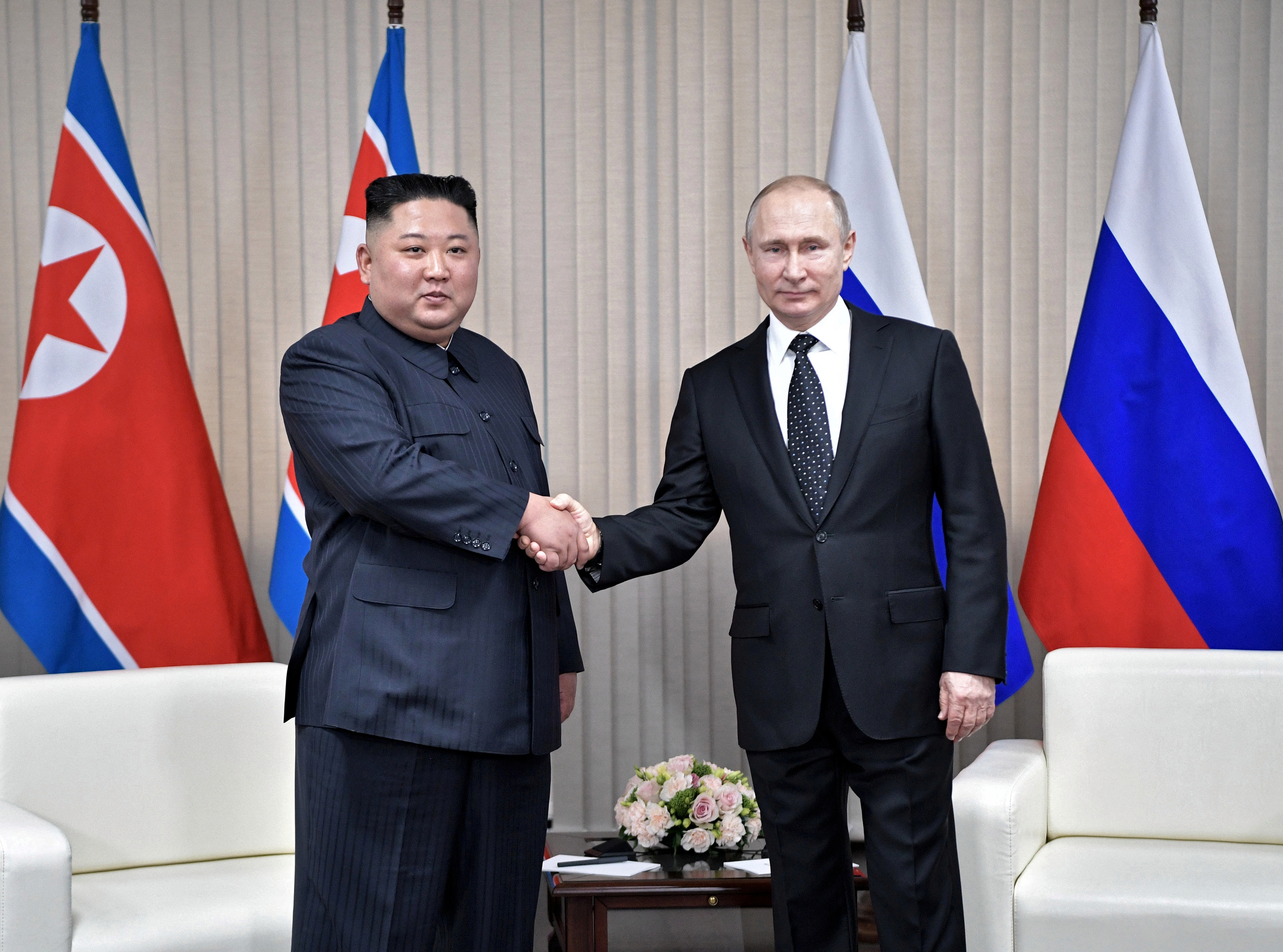 ロシアのウラジーミル・プーチン大統領と会談する金正恩(2019年4月25日)。