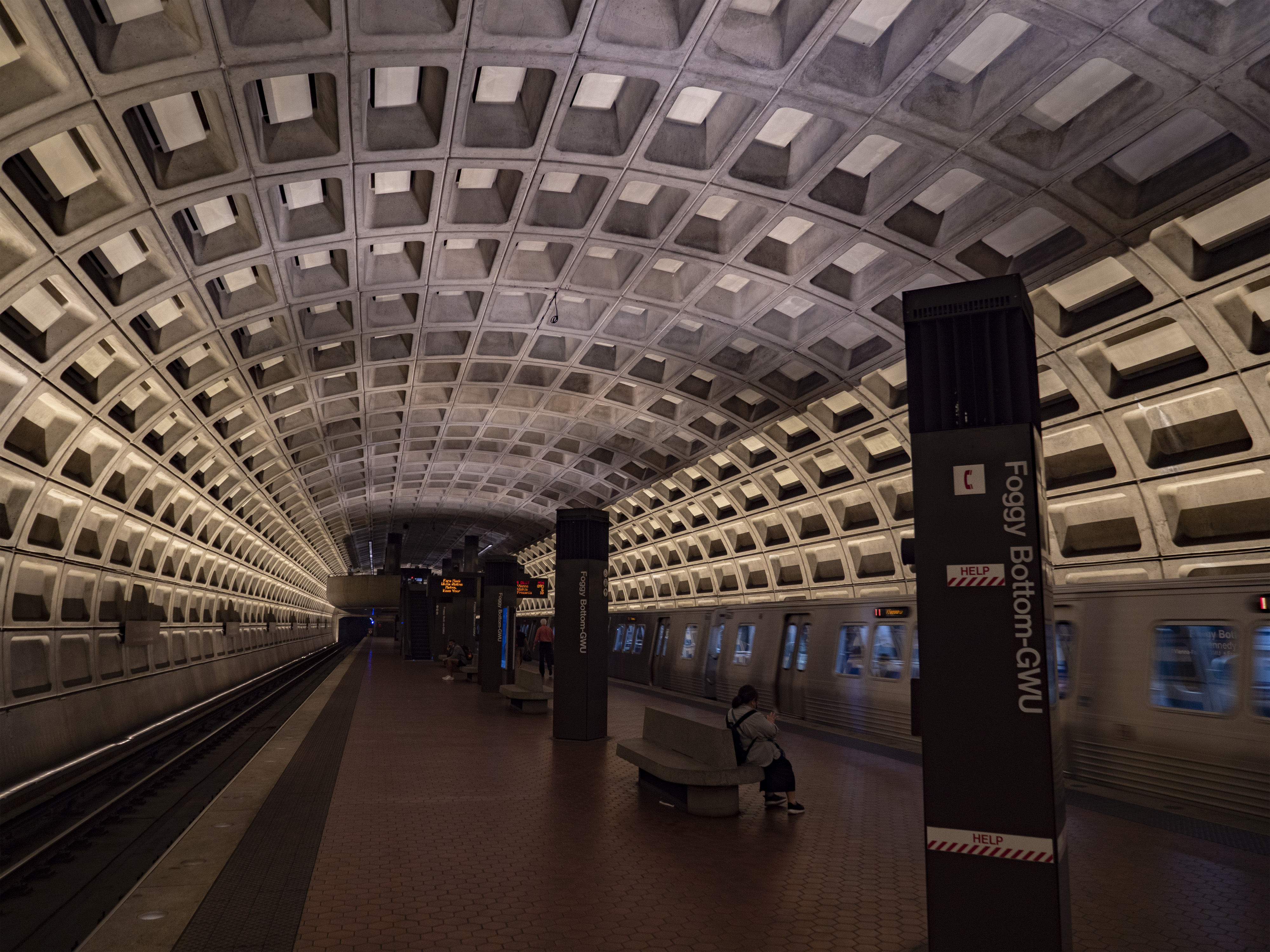 2021년 8월에 촬영된 [[Vienna station (Washington Metro)|Vienna]] 방면의 [[Orange Line (Washington Metro)|오렌지 선]] 열차가 출발하는 포기 바텀-GWU 역 플랫폼의 모습