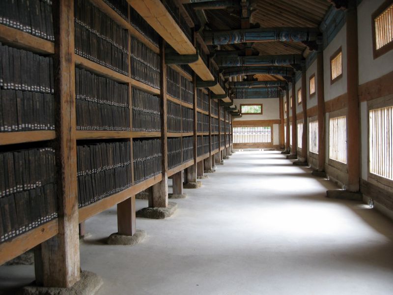 Tripitaka Koreana - kanon Buddha (Tripiṭaka) yang diukir pada sekitar 80.000 balok kayu dan disimpan (dan masih ada) di Haeinsa, juga merupakan Situs Warisan Dunia UNESCO.