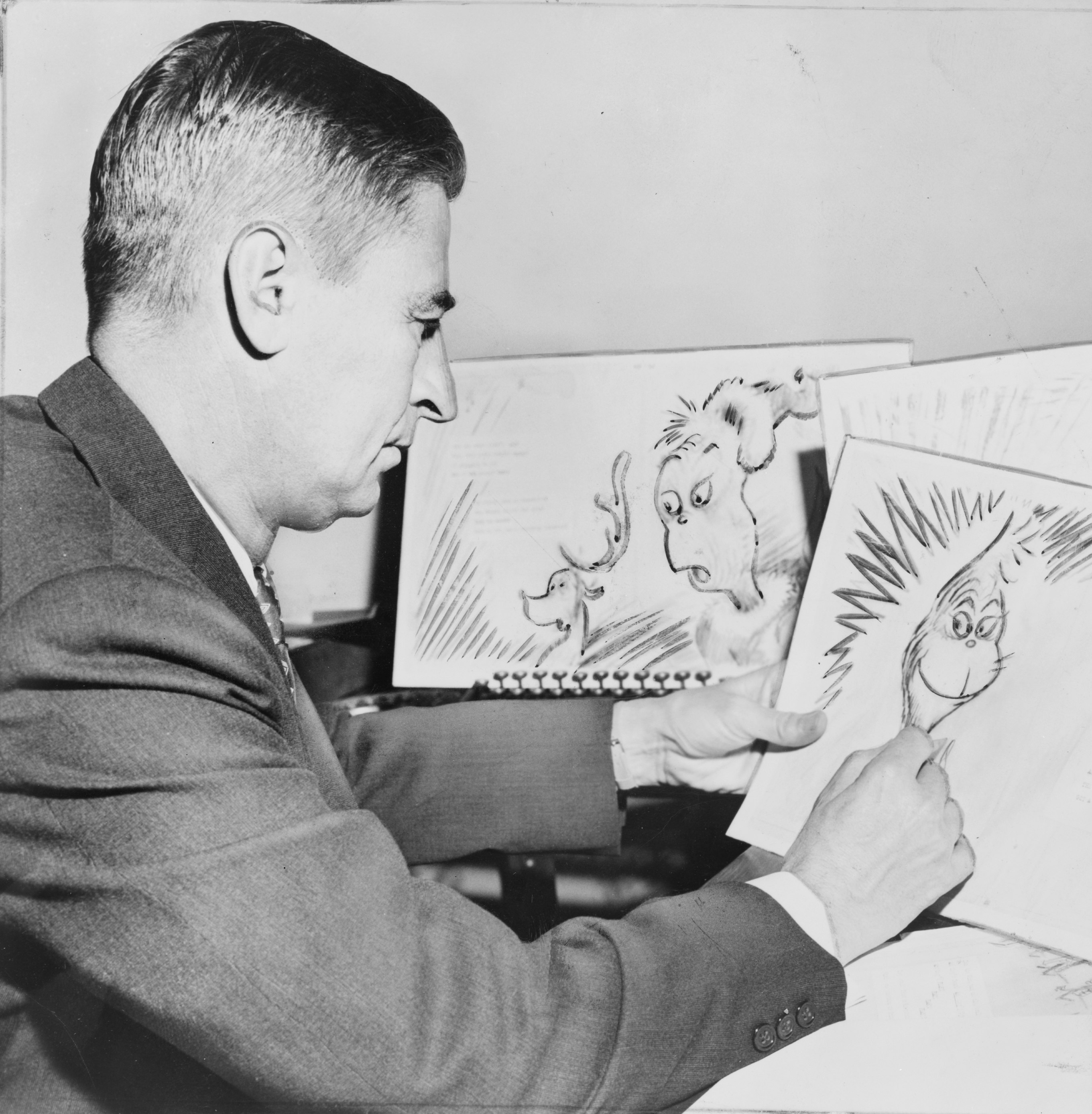 Geisel sedang menyiapkan lukisan watak Grinch untuk buku How the Grinch Stole Christmas! pada tahun 1957.