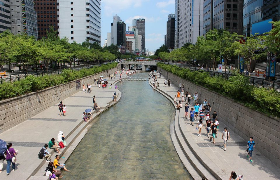 Sungai Cheonggyecheon adalah ruang rekreasi publik modern di pusat kota Seoul