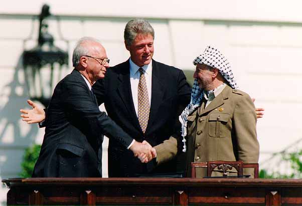 Yitzhak Rabin dan Yasser Arafat pada upacara penandatanganan Persetujuan Oslo dengan Presiden AS saat itu Bill Clinton.