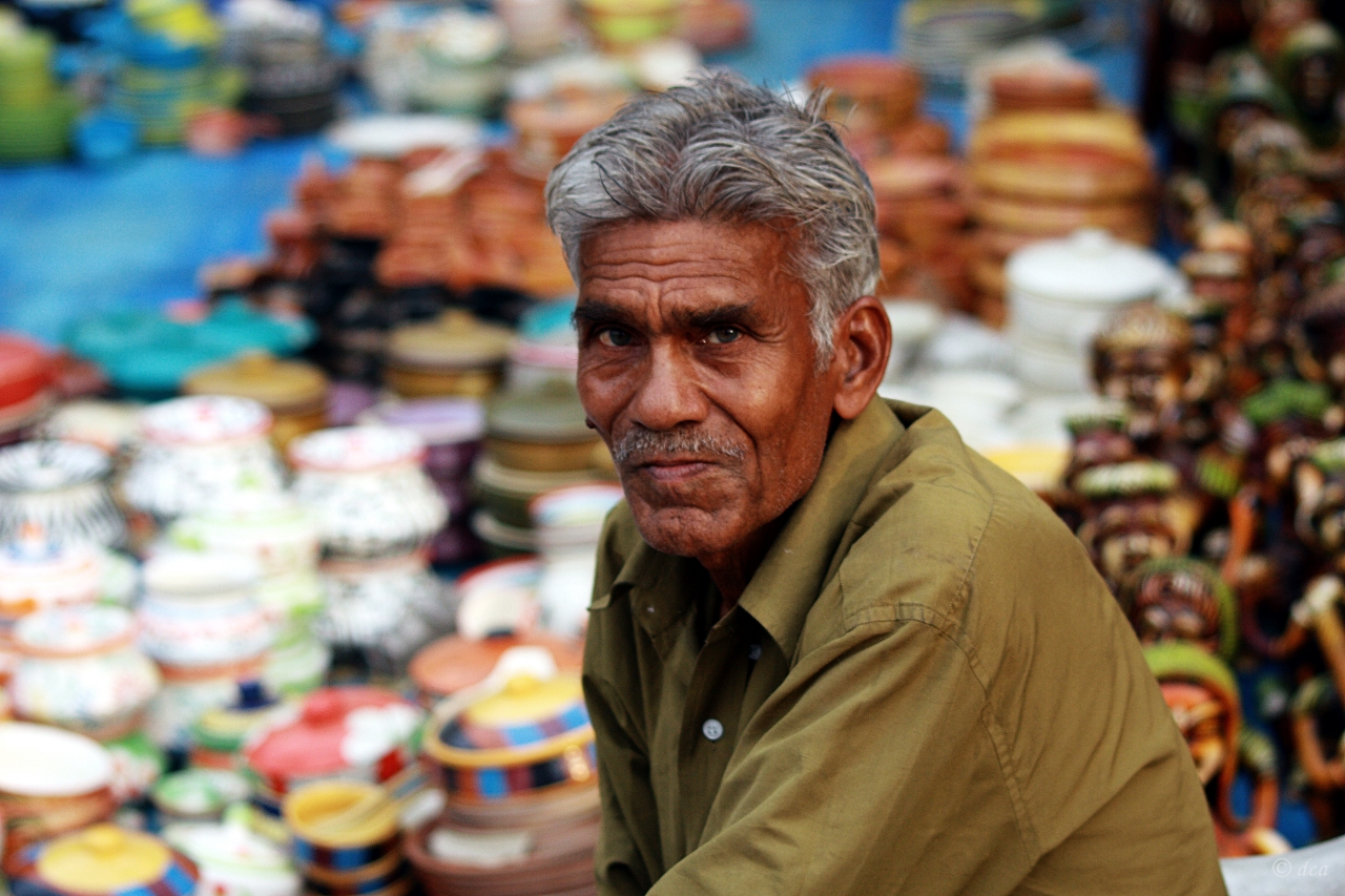 Một người bán hàng thủ công ở bang Andhra Pradesh, miền nam Ấn Độ.
