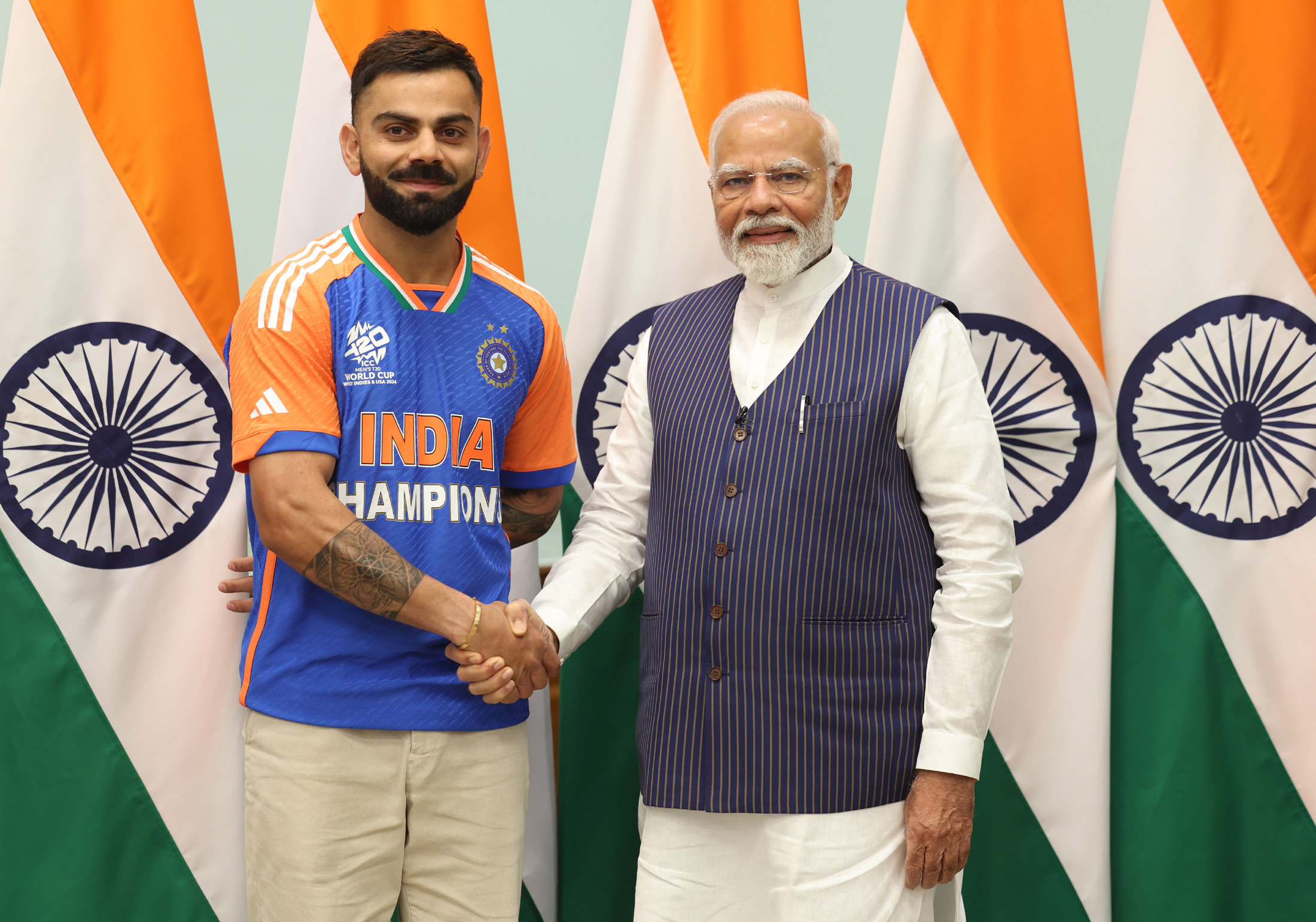2024年のT20ワールドカップ優勝後、モディ首相の祝福を受けるヴィラット・コーリ。インド首相執務室にて