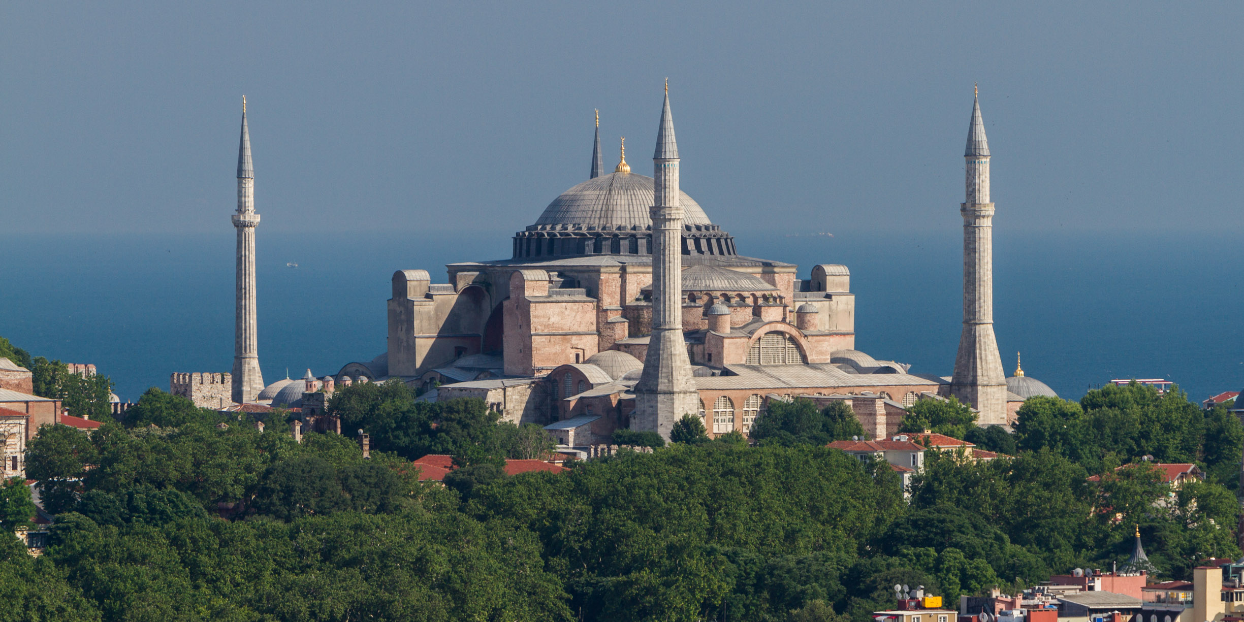 Hagia Sophia ở Constantinopolis (nay là Istanbul) được hoàng đế Đế quốc Đông La Mã Justinianus I xây dựng vào năm 532-537.