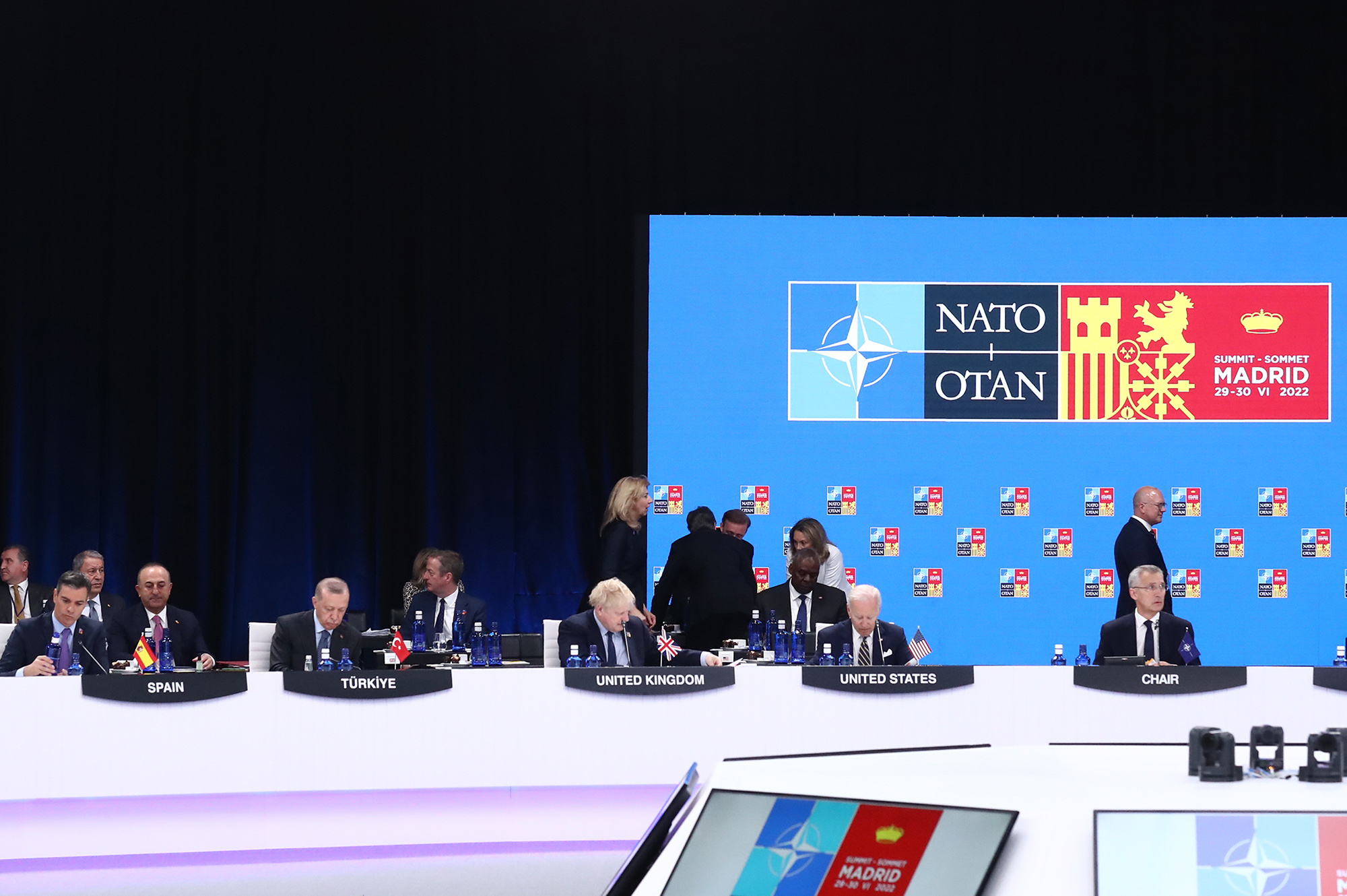 Turki telah menjadi ahli NATO sejak 1952, mempunyai tentera kedua terbesar dan merupakan tuan rumah kepada ibu pejabat Komando Darat Bersekutu.