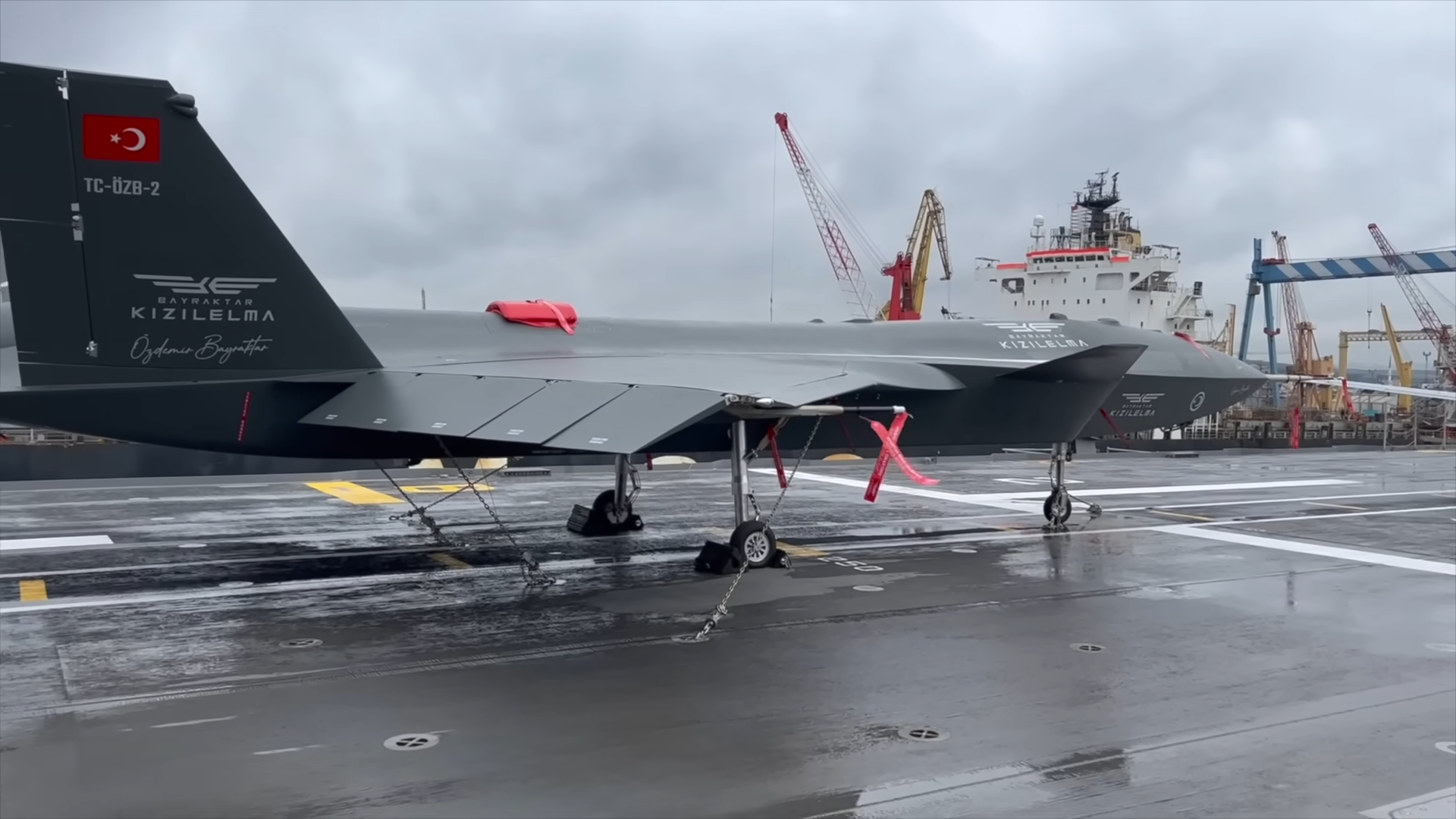 UCAV Baykar Kızılelma di atas TCG Anadolu.