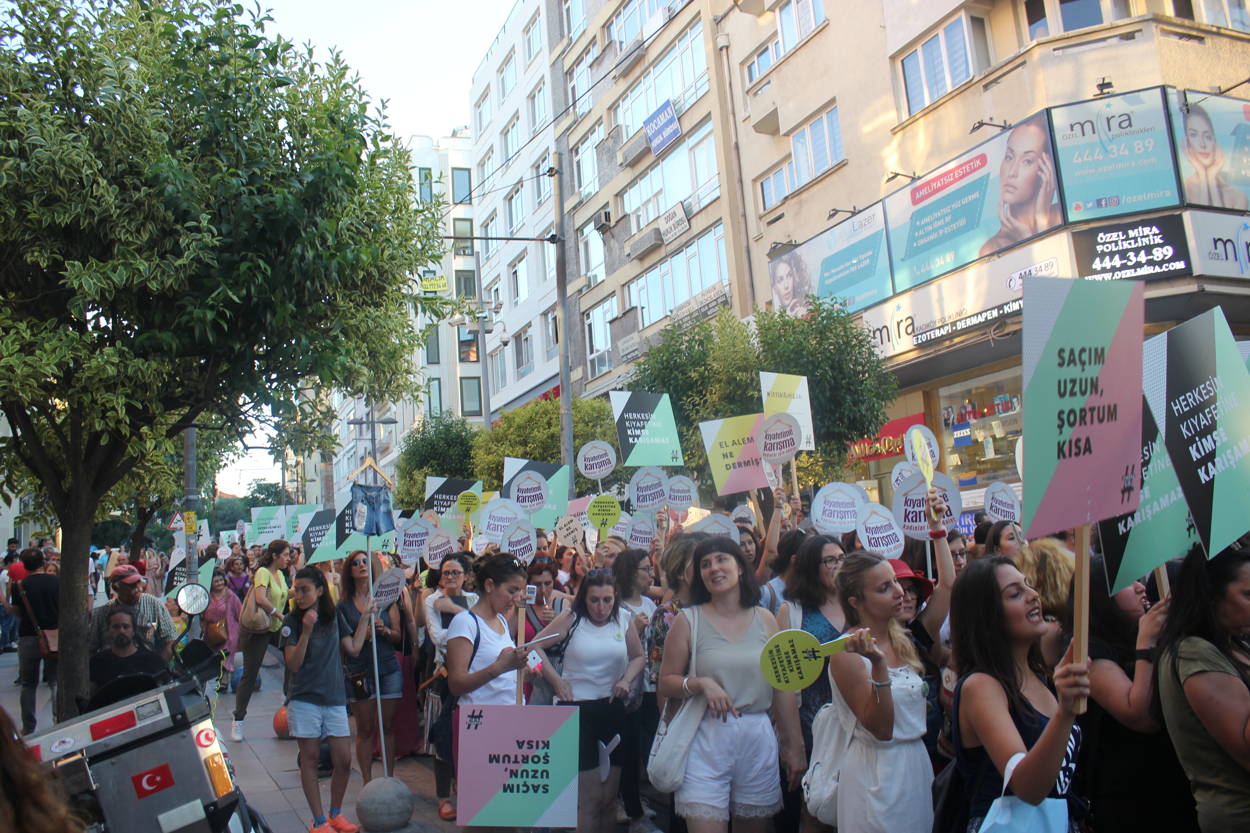 Wanita berdemonstrasi dan meminta agar tidak ada campur tangan terhadap pakaian mereka di Kadıköy, Istanbul.