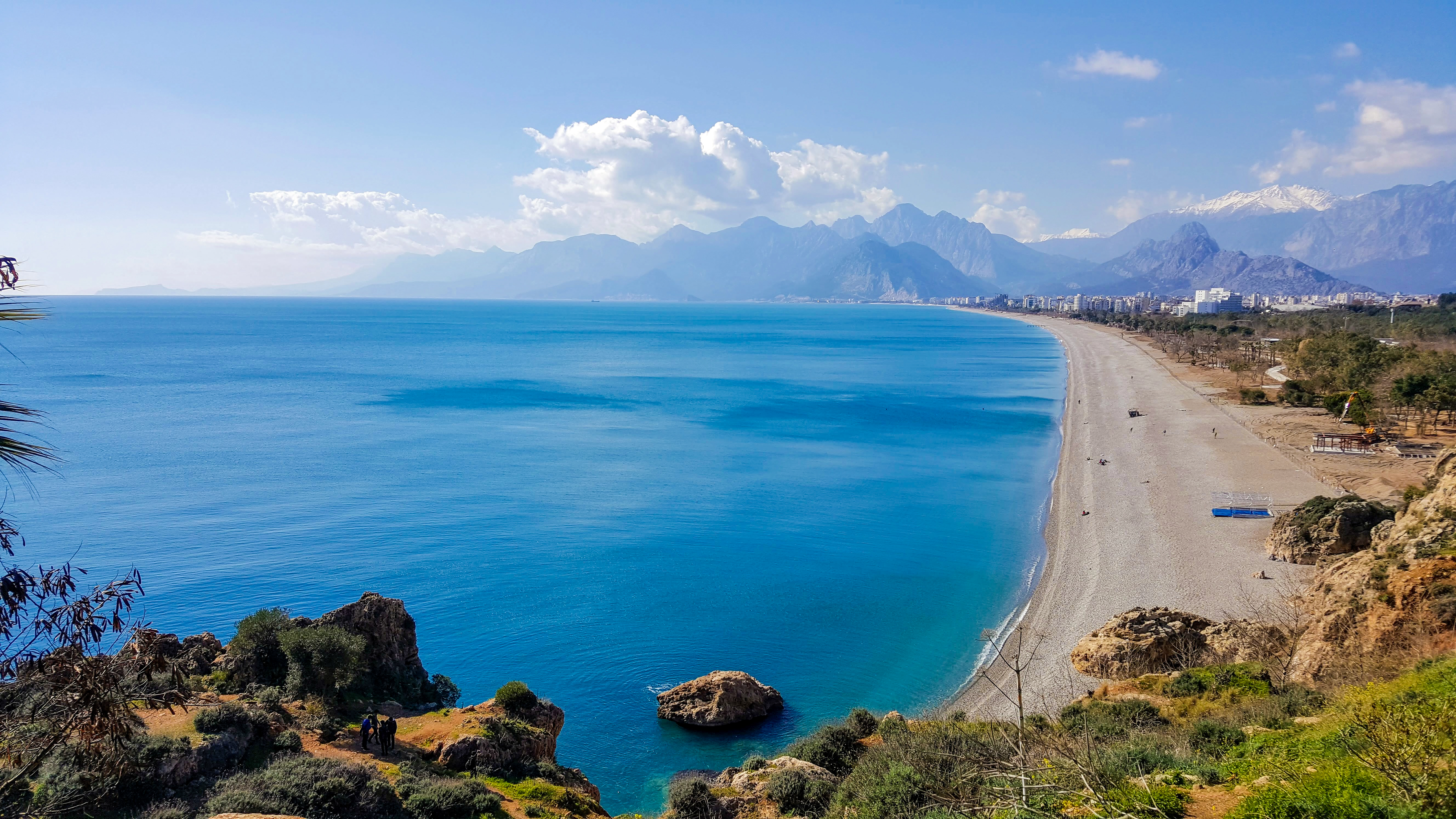 Teluk Antalya di Riviera Turki. Antalya ialah bandar keempat paling banyak dilawati di dunia.