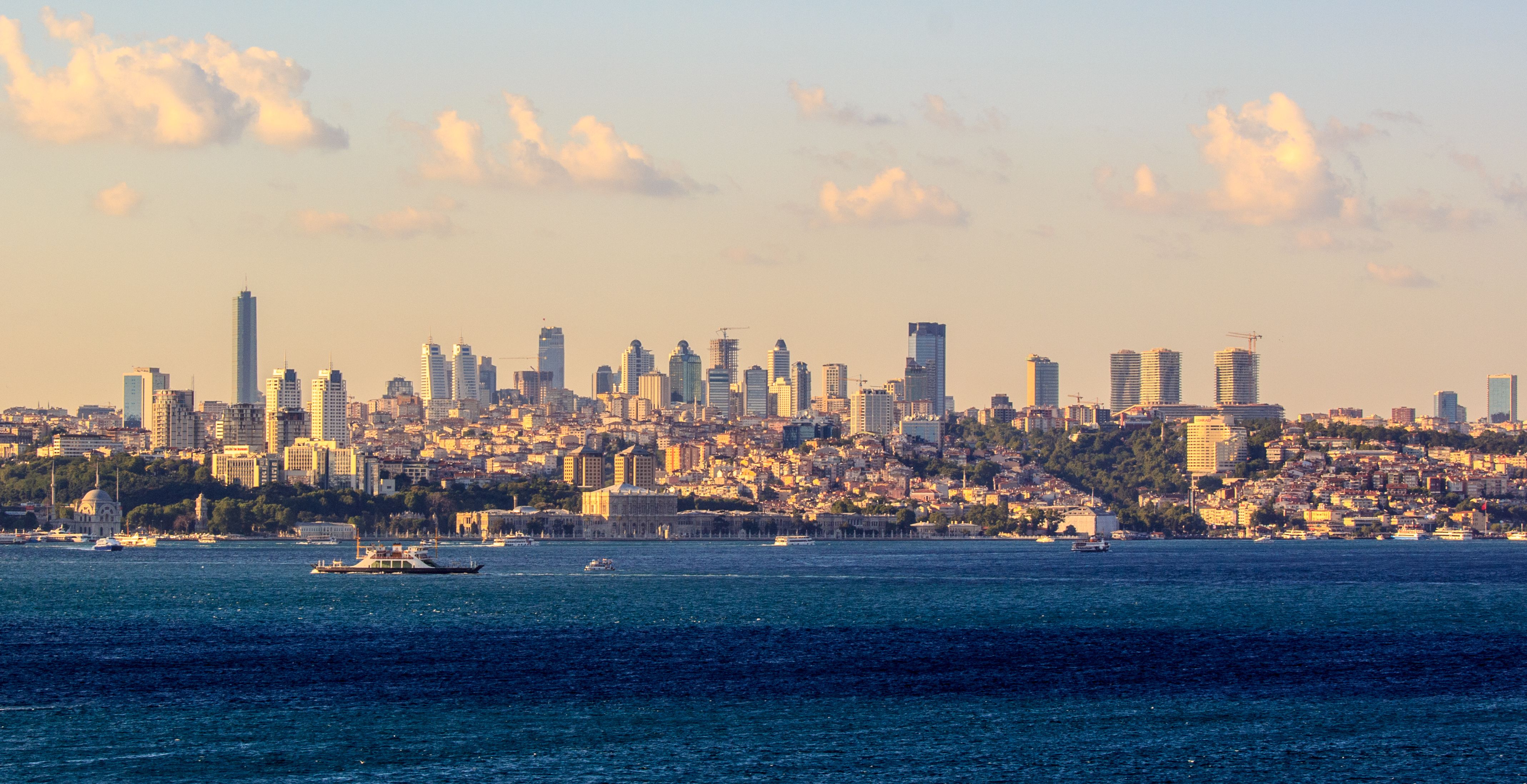 Đường chân trời hiện đại của Istanbul, thành phố lớn nhất Thổ Nhĩ Kỳ và trung tâm kinh tế, tài chính của đất nước.