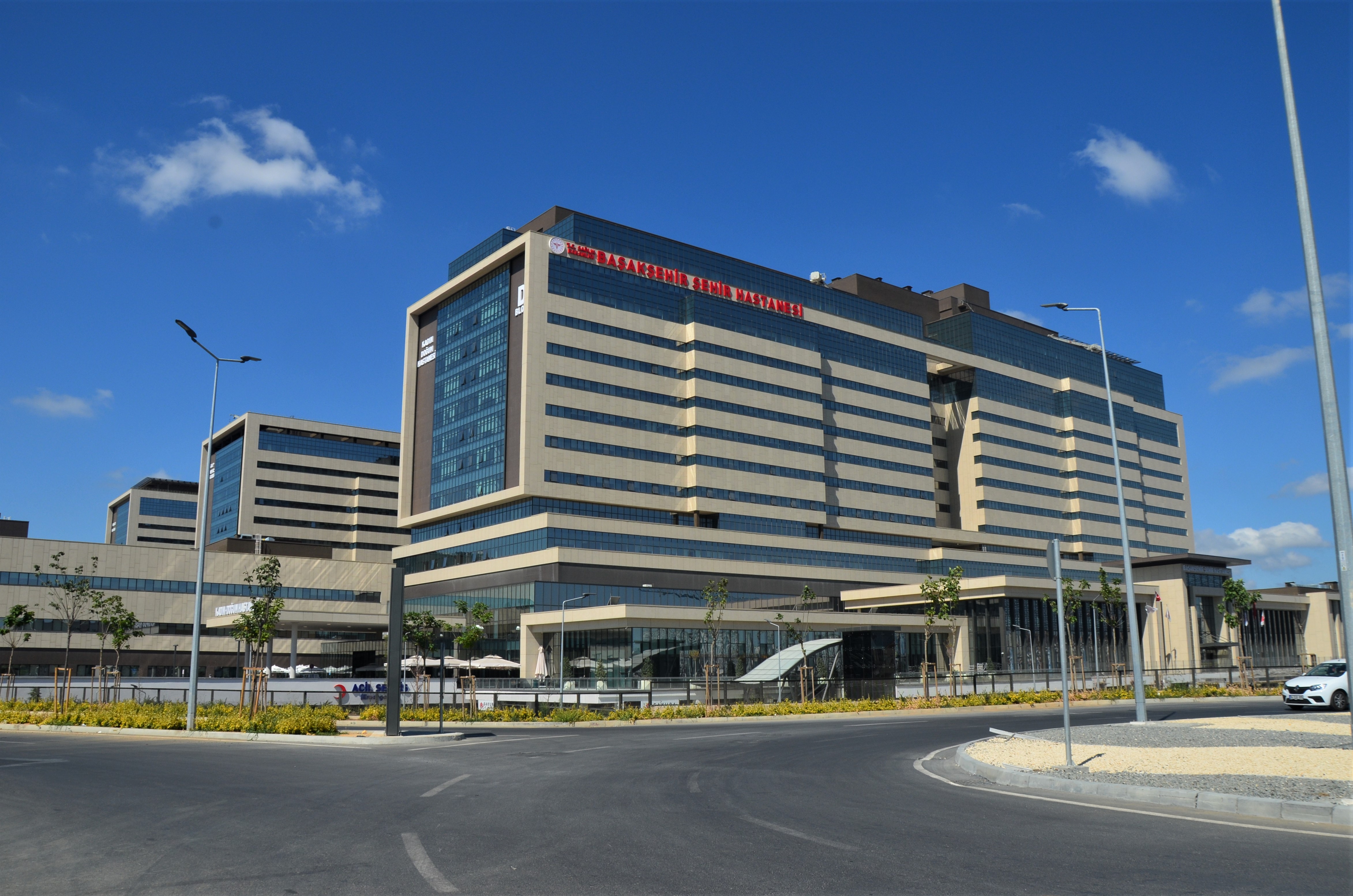 Hospital Bandaraya Başakşehir Çam dan Sakura di Istanbul. Ia mengandungi 2,068 unit pengasingan asas seismik untuk menahan gempa bumi.