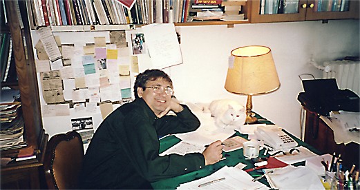 Novelis Turki pemenang Hadiah Nobel, Orhan Pamuk, dan kucing Angora Turkinya di ruang tulis peribadinya.
