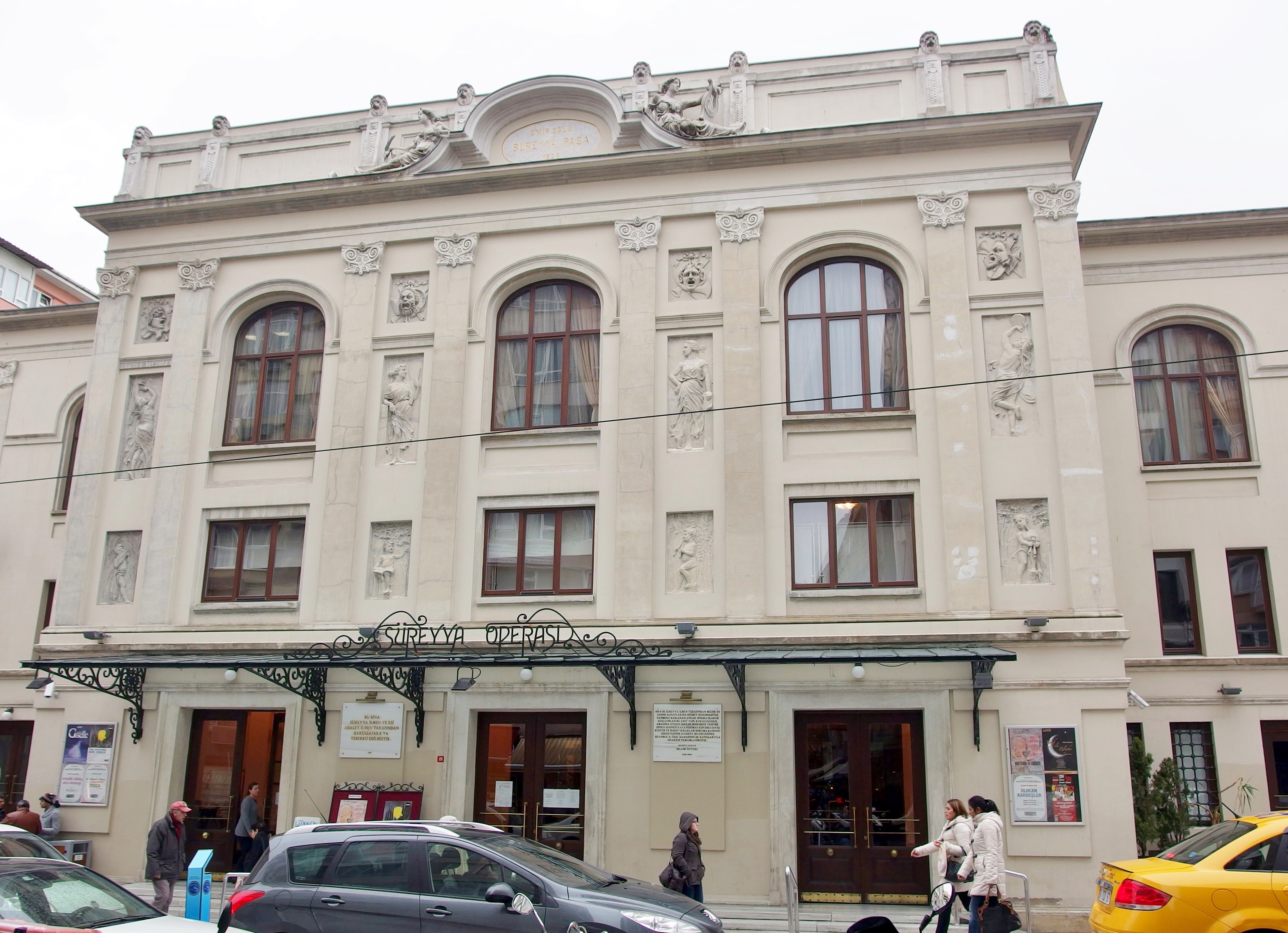 Dewan Opera Süreyya berada di bahagian Asia Istanbul dan Pusat Kebudayaan Atatürk ialah dewan opera utama di bahagian Eropah. Zorlu PSM ialah teater seni persembahan dan dewan konsert terbesar di bandar itu.