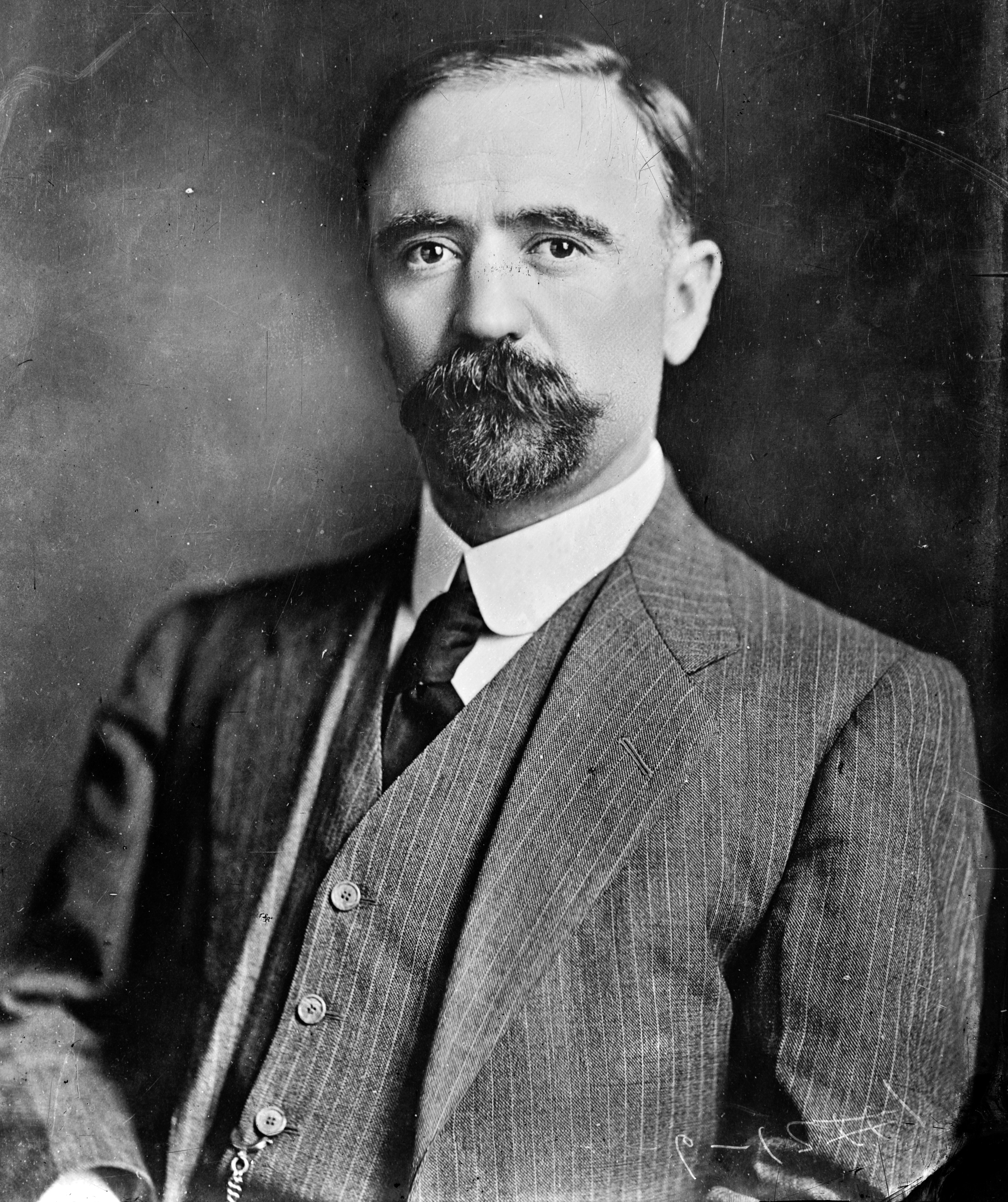Francisco I. Madero, người đã thách thức Díaz trong cuộc bầu cử gian lận năm 1910 và được bầu làm tổng thống khi Díaz buộc phải từ chức vào tháng 5 năm 1911