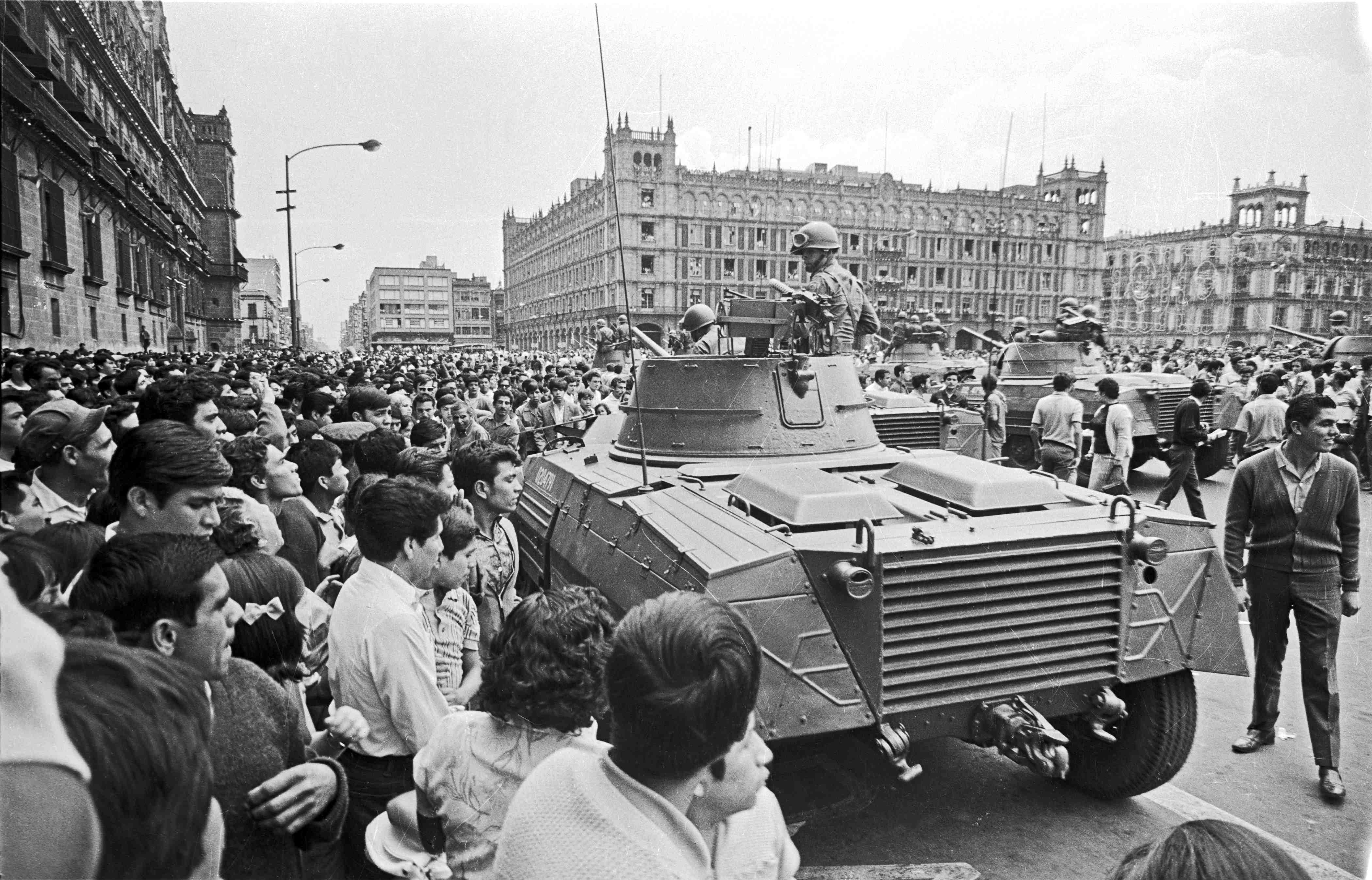 Xe bọc thép tại Zócalo trong các cuộc biểu tình năm 1968