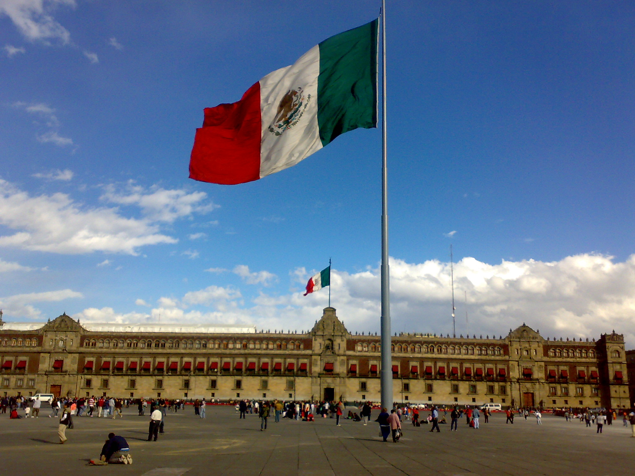 Cung điện Quốc gia ở phía đông của Plaza de la Constitución hay Zócalo, quảng trường chính của Thành phố México; đây từng là nơi ở của các phó vương và Tổng thống México và hiện là trụ sở của chính phủ México.