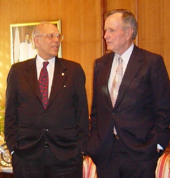 Former Uruguayan President Jorge Batlle (right) with former U.S. President George H. W. Bush in 2003, illustrating Uruguay's re-engagement with international democratic partners post-dictatorship.