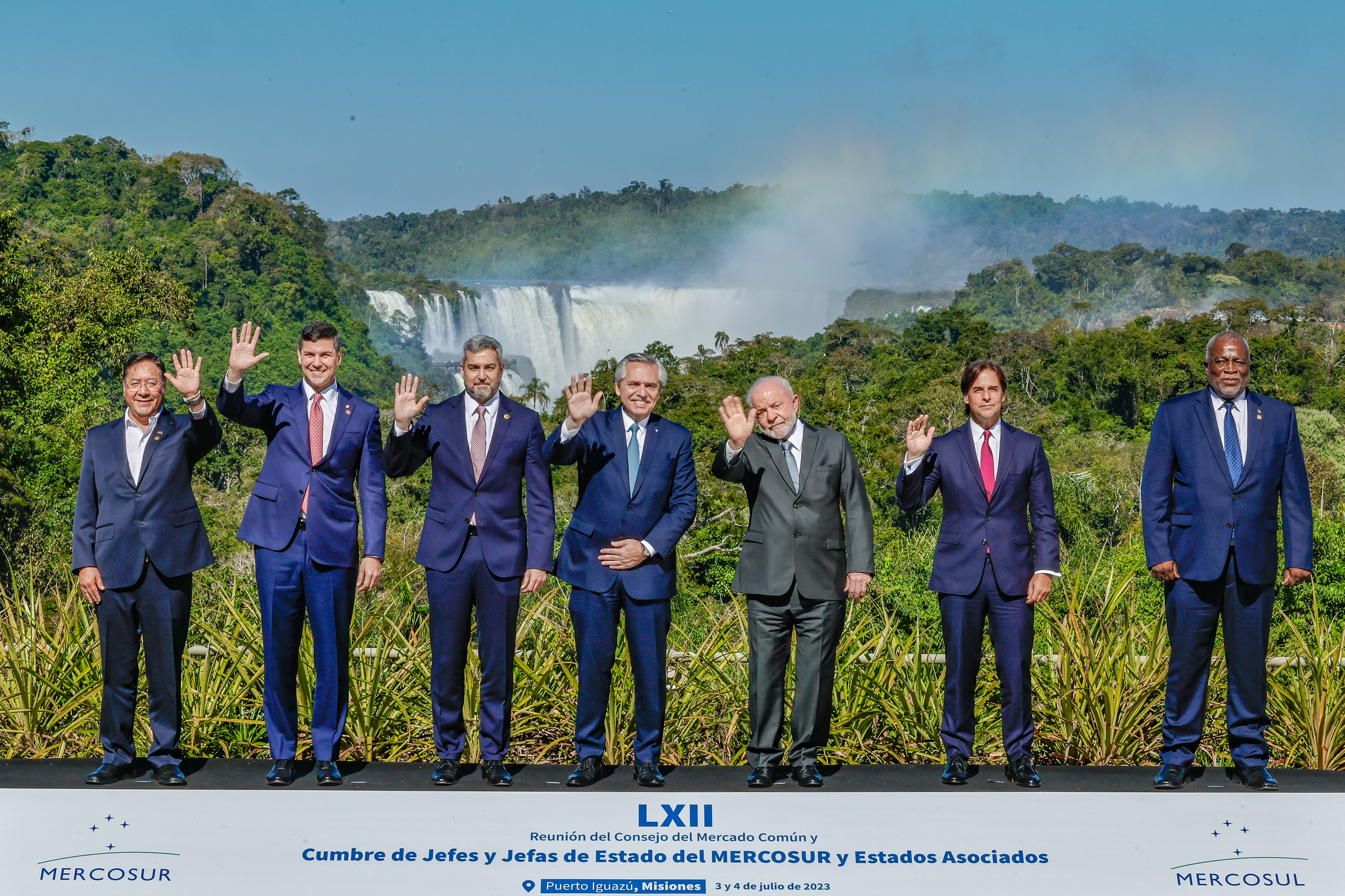 Presiden Uruguay Luis Lacalle Pou (kedua dari kanan) pada KTT Kepala Negara Mercosur tahun 2023.