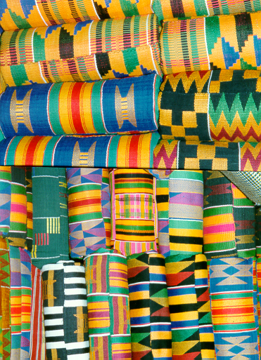 Kain Kente, kain tradisional atau nasional Ghana, dikenakan oleh sebagian besar kelompok etnis Ghana selatan, termasuk Akan, Ga, dan Ewe.