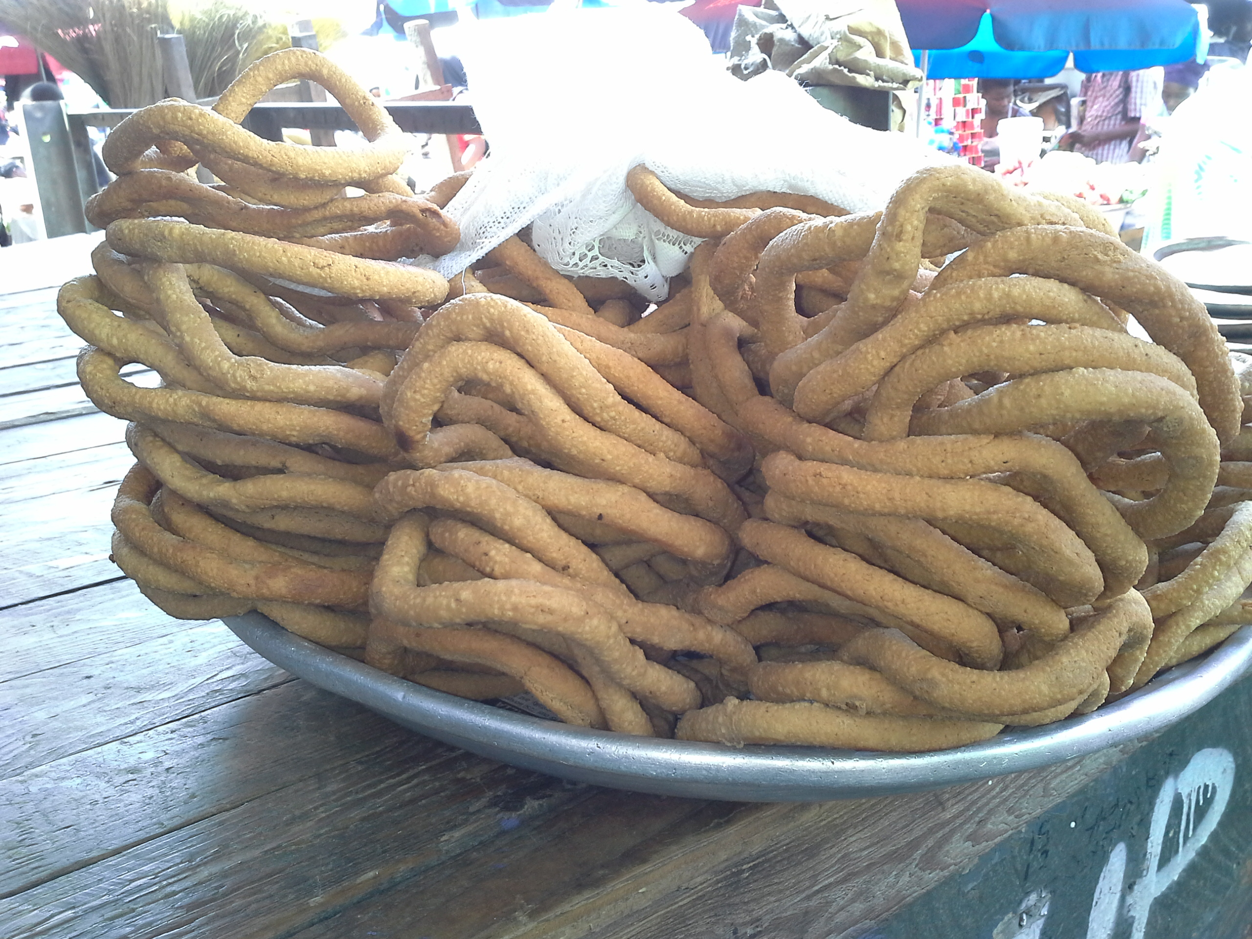 Kuli-kuli. Kue yang terbuat dari kacang tanah, banyak dikonsumsi di Ghana dan negara-negara Afrika Barat lainnya.
