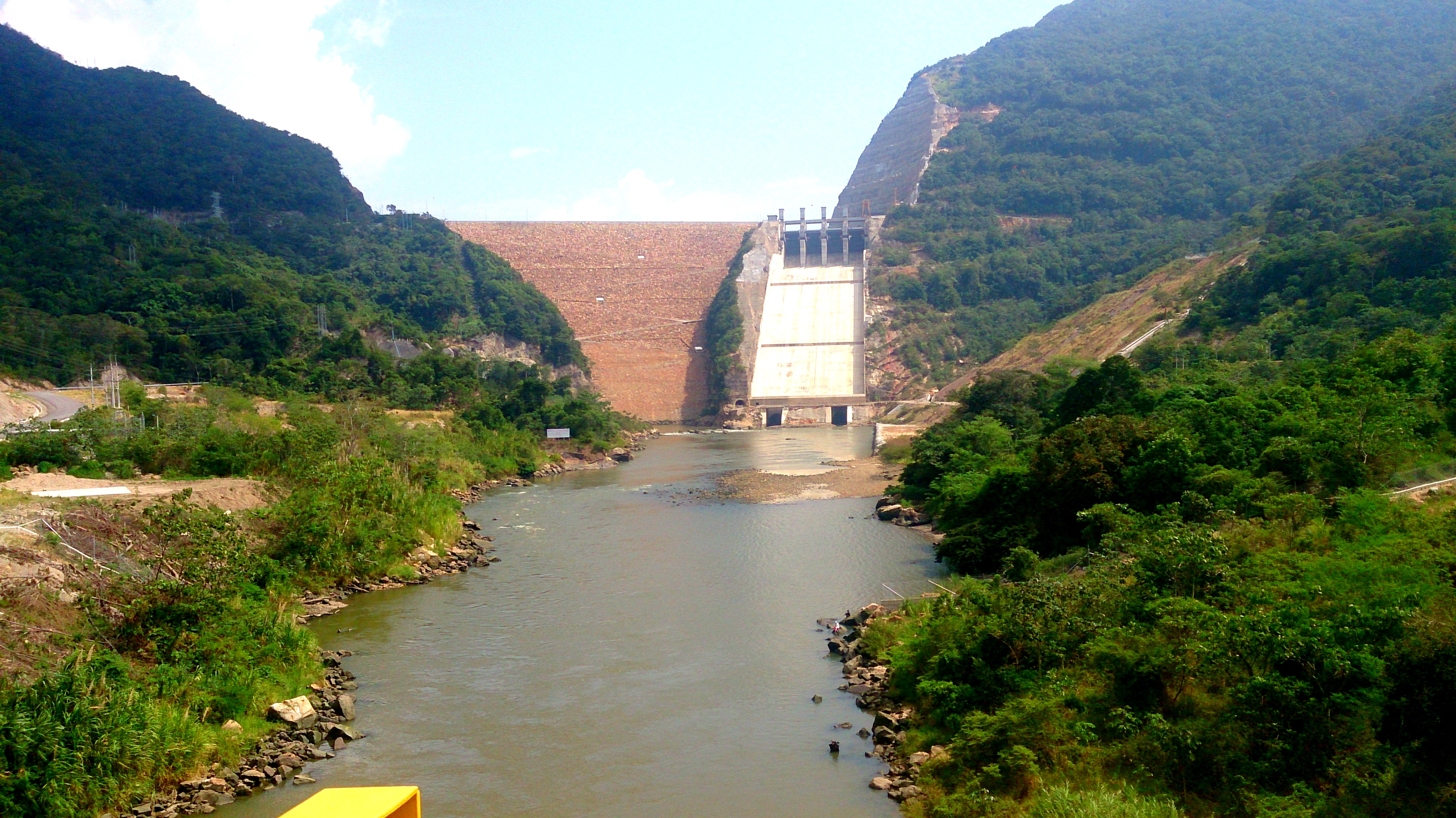 The Sogamoso Dam and hydroelectric plant. Colombia relies heavily on hydroelectricity, a renewable source, but large dam projects often entail significant social and environmental impacts that require careful assessment and mitigation for equitable development.