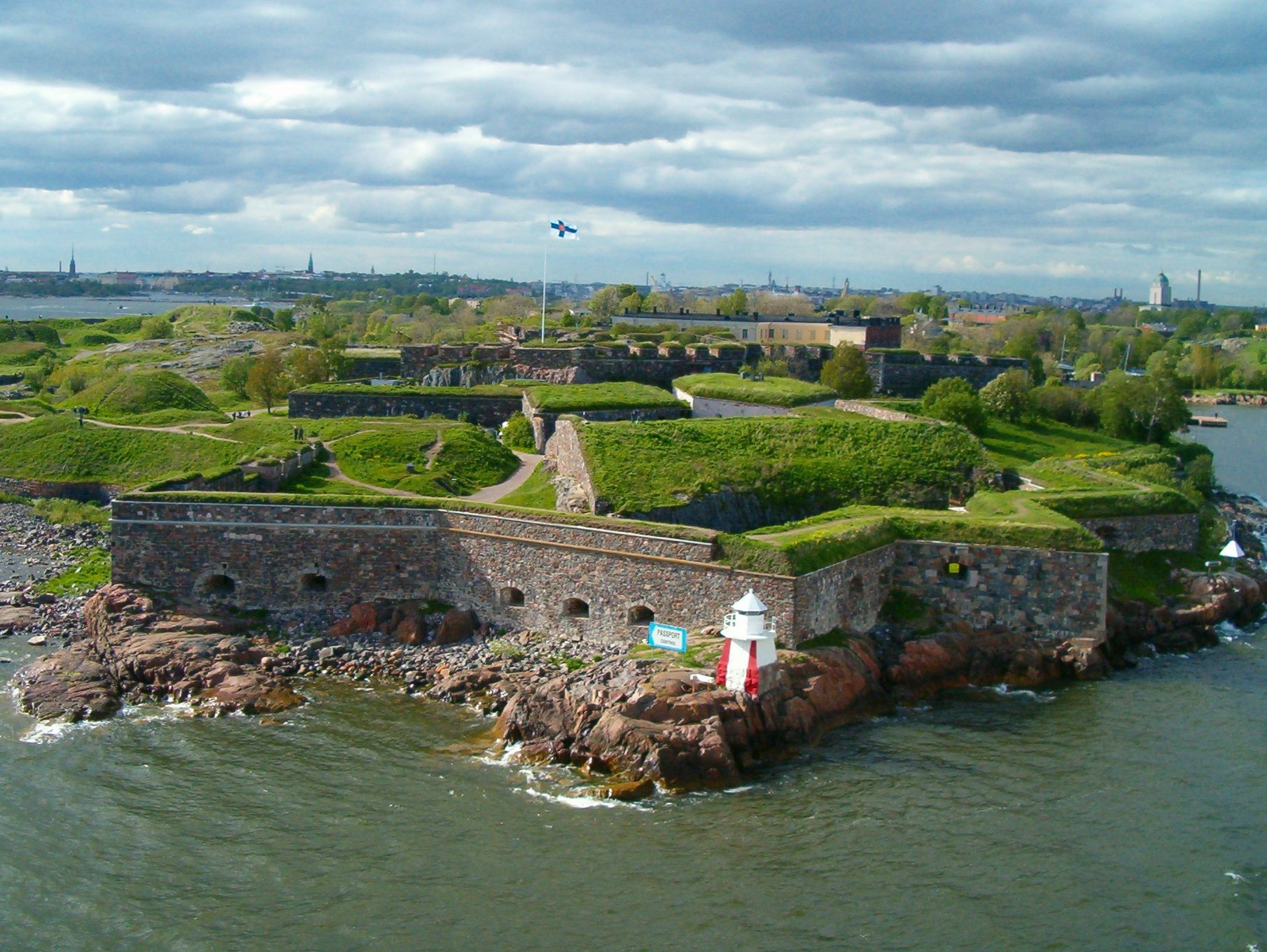 Nằm trong Helsinki, Suomenlinna là một Di sản Thế giới UNESCO bao gồm một pháo đài biển thế kỷ XVIII có người ở được xây dựng trên sáu hòn đảo. Đây là một trong những điểm thu hút khách du lịch nổi tiếng nhất của Phần Lan.