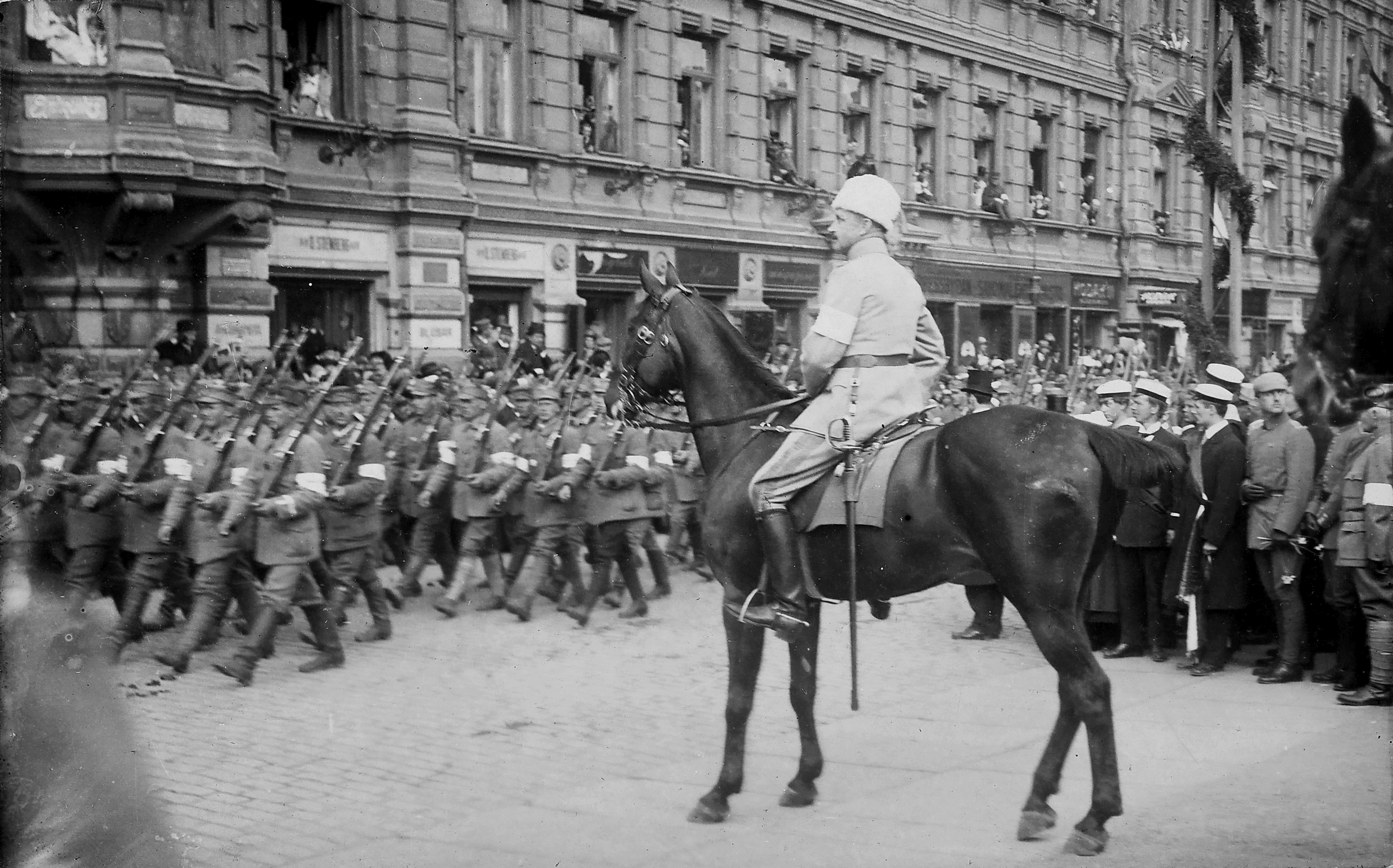 Nhà lãnh đạo quân sự và chính khách Phần Lan C. G. E. Mannerheim với tư cách là tướng lĩnh dẫn đầu Cuộc diễu hành chiến thắng của phe Trắng kết thúc Nội chiến Phần Lan tại Helsinki, 1918