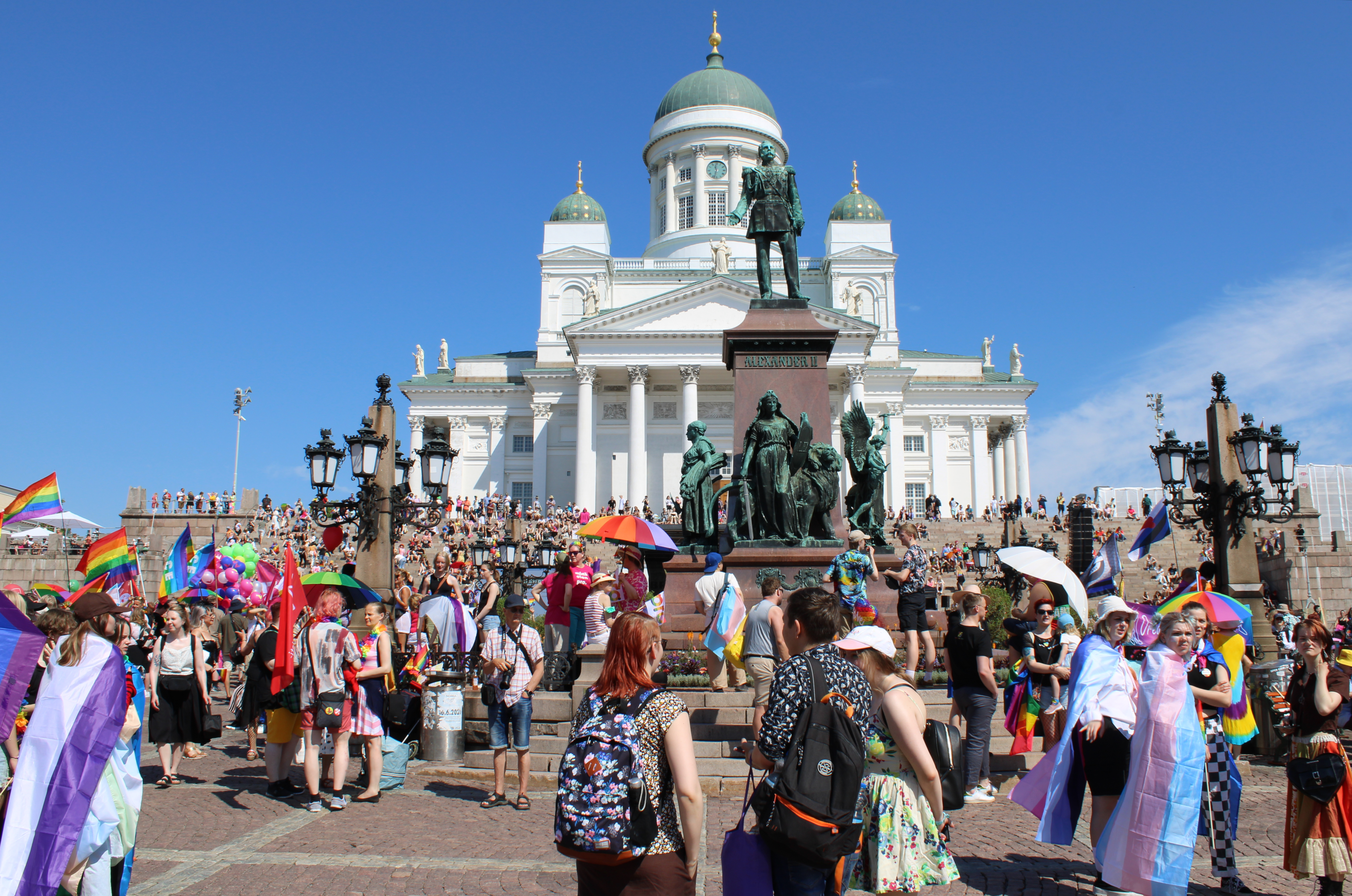 Mọi người tập trung tại Quảng trường Thượng viện, Helsinki, trước khi cuộc diễu hành Helsinki Pride 2022 bắt đầu