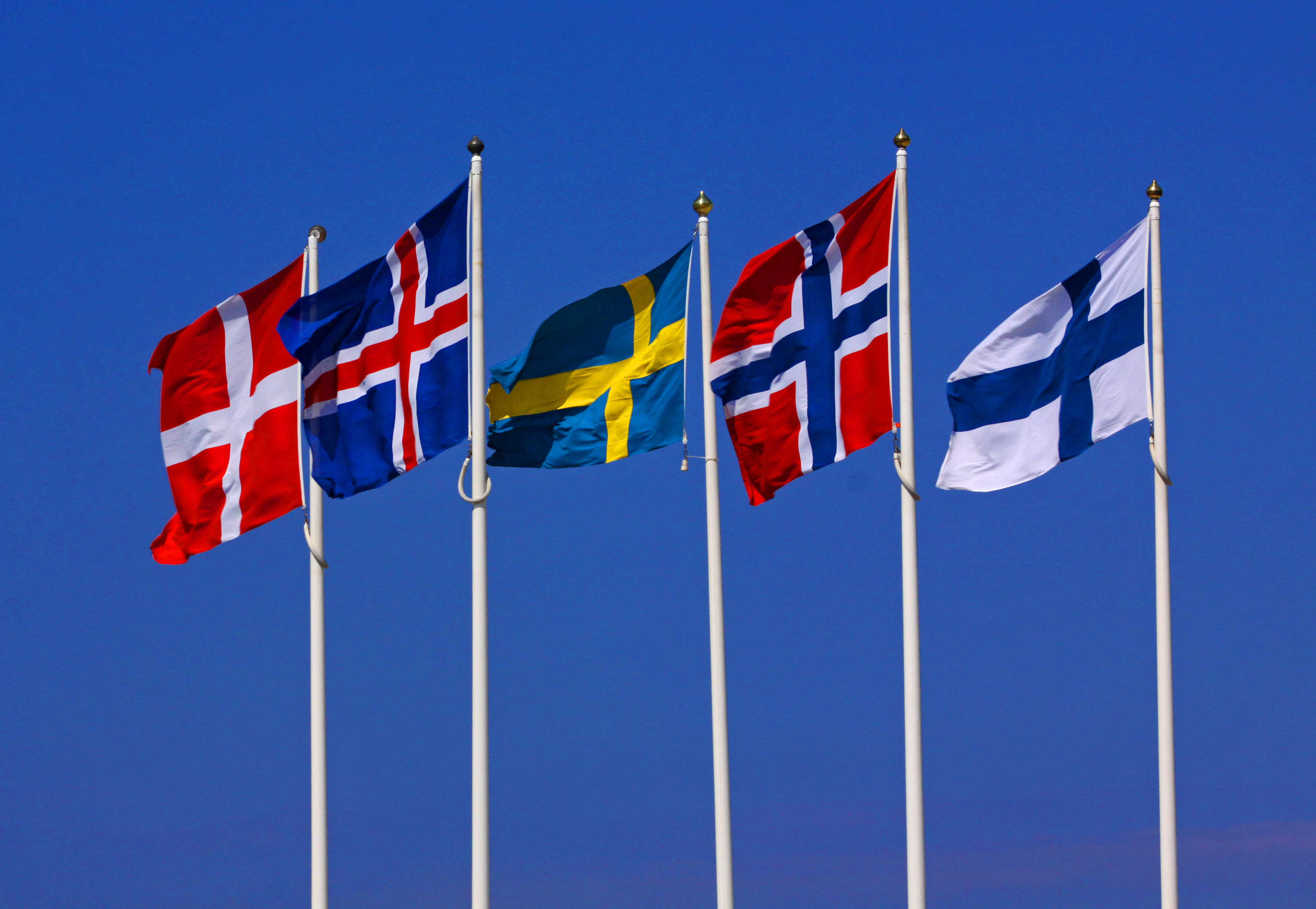 Cờ của các nước Bắc Âu từ trái sang phải: Đan Mạch, Iceland, Thụy Điển, Na Uy và Phần Lan.