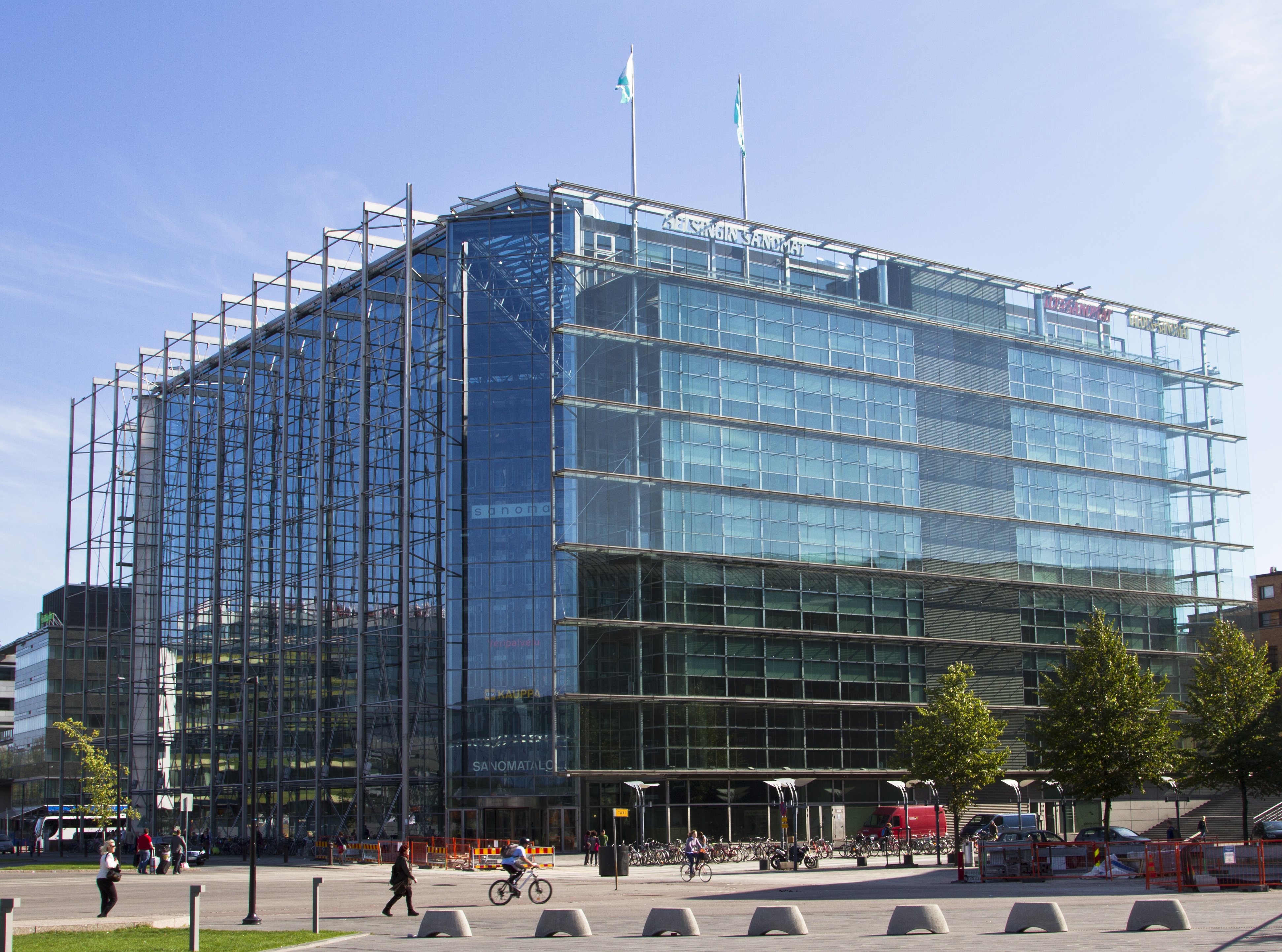 Sanomatalo là nơi đặt một số văn phòng của các tờ báo và đài phát thanh.