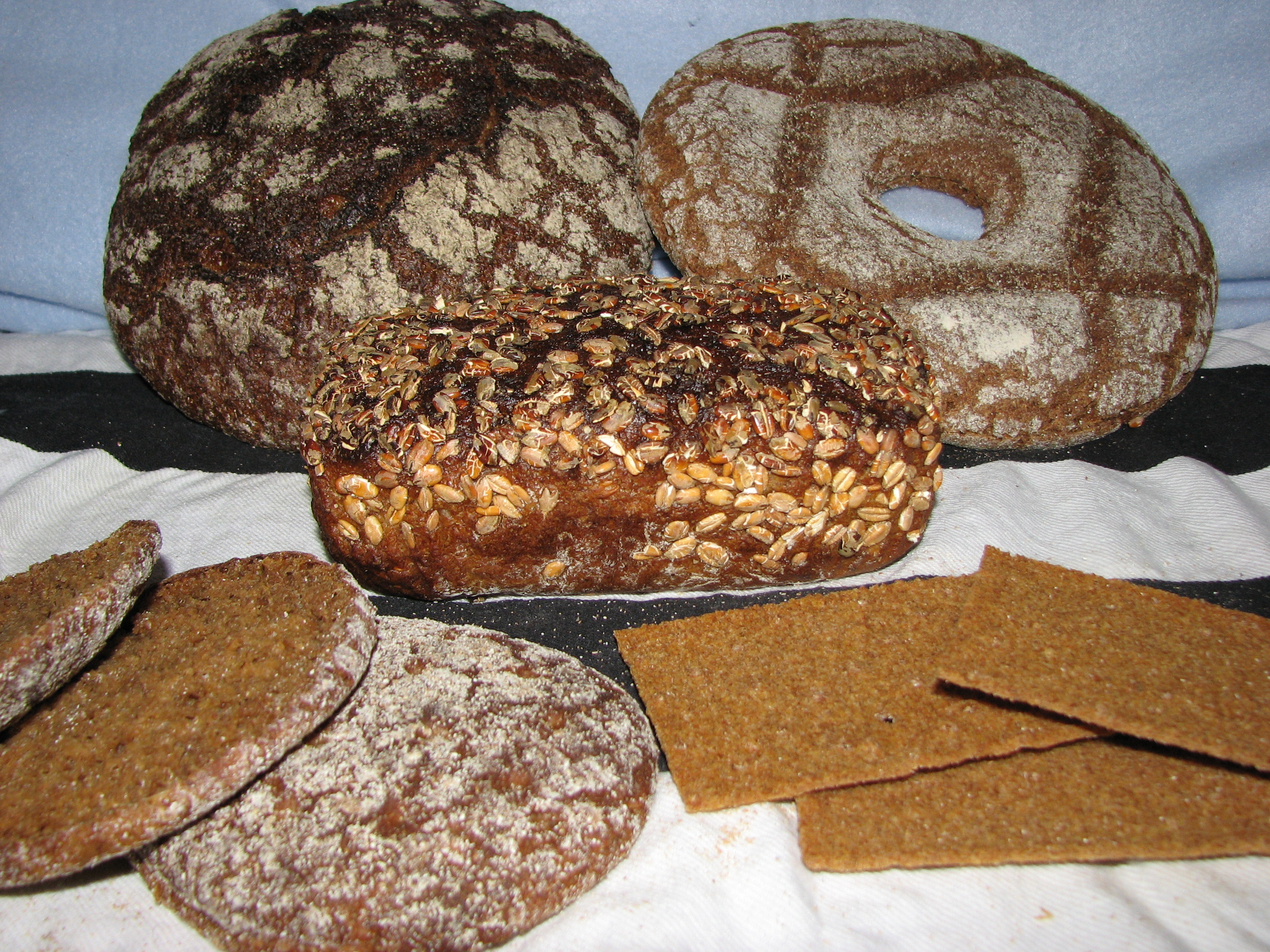 Ruisleipä, một loại bánh mì đen bột chua lúa mạch đen, giữ vị thế là món ăn quốc gia ở Phần Lan.