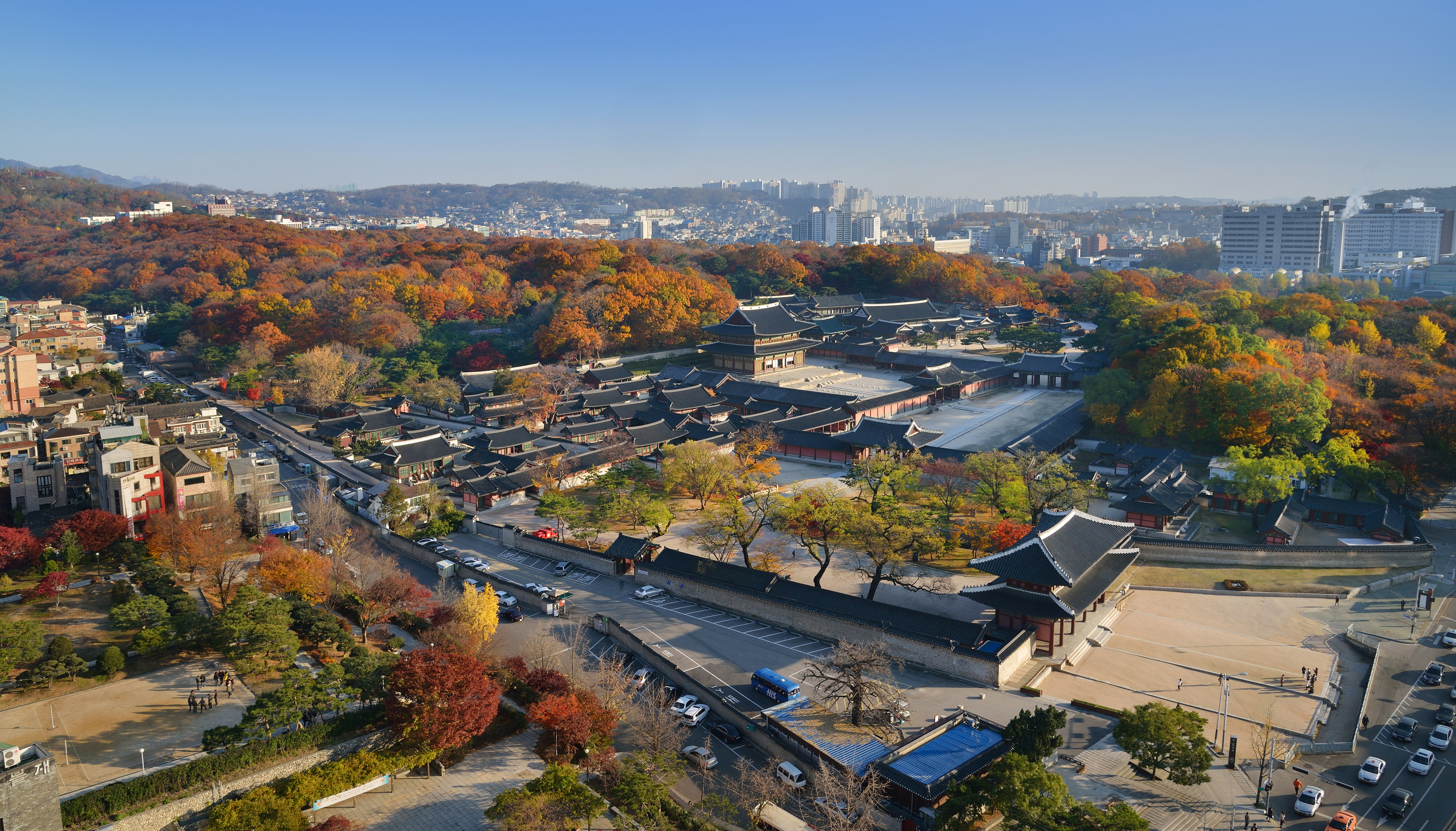 Changdeokgung, salah satu dari Lima Istana Agung Seoul yang dibangun pada masa Dinasti Joseon dan merupakan Situs Warisan Dunia UNESCO