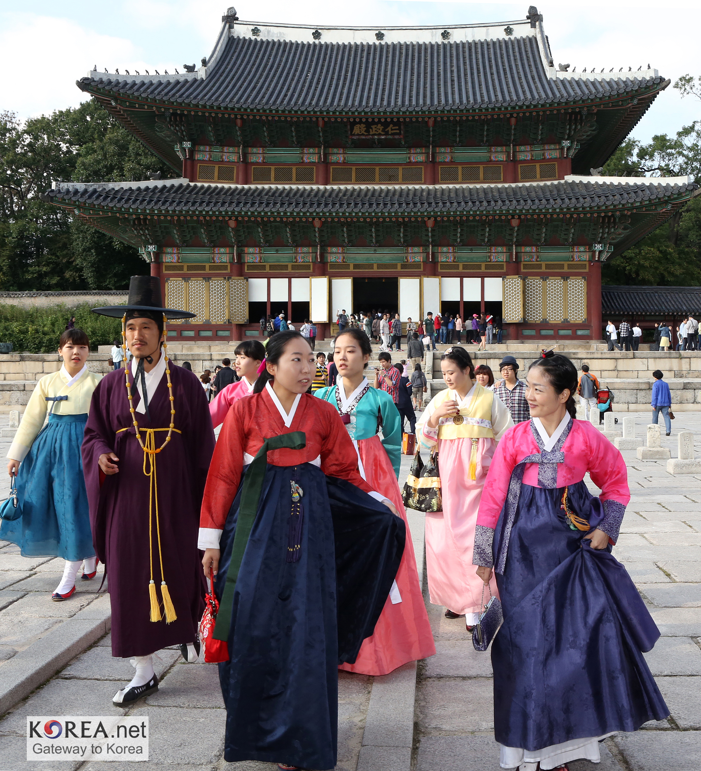 Orang Korea dalam pakaian tradisional.