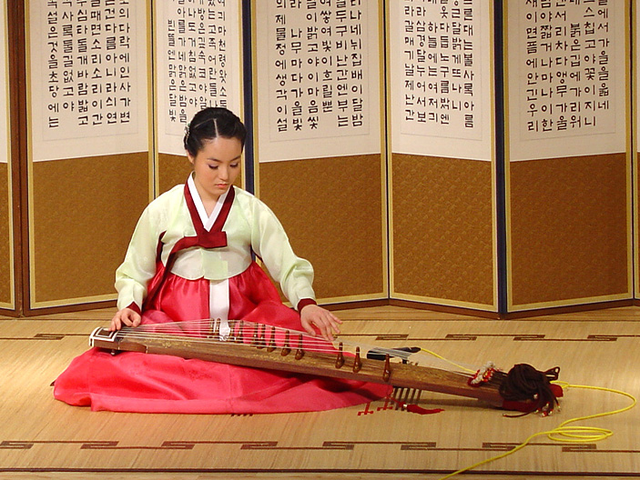 Seorang musisi memainkan gayageum