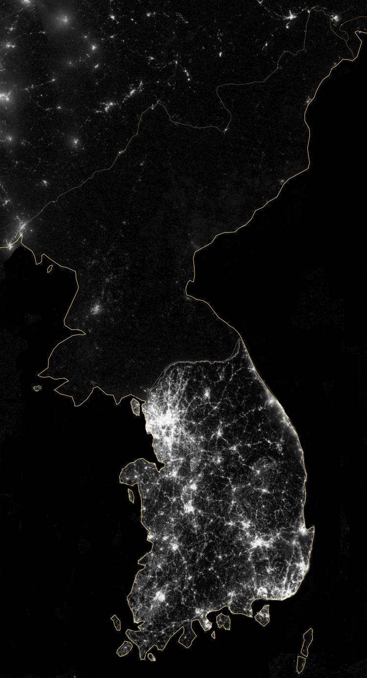 朝鮮半島の夜間の衛星画像。北朝鮮の大部分は暗く、電力供給の著しい不足を示している。
