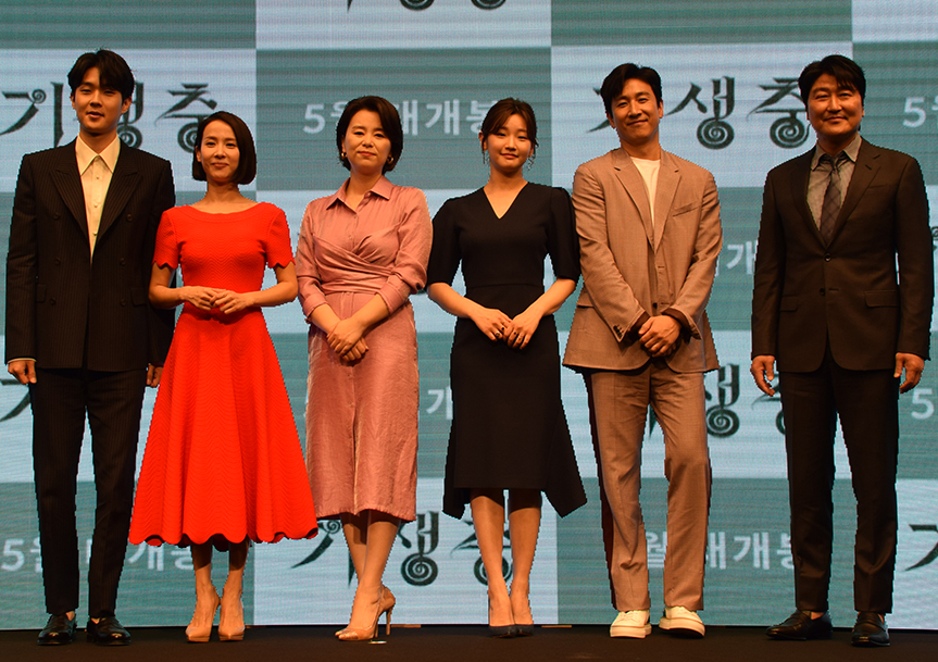 『パラサイト 半地下の家族』はカンヌ国際映画祭で最高賞を受賞し、同時にアカデミー賞の主要4部門を獲得した。