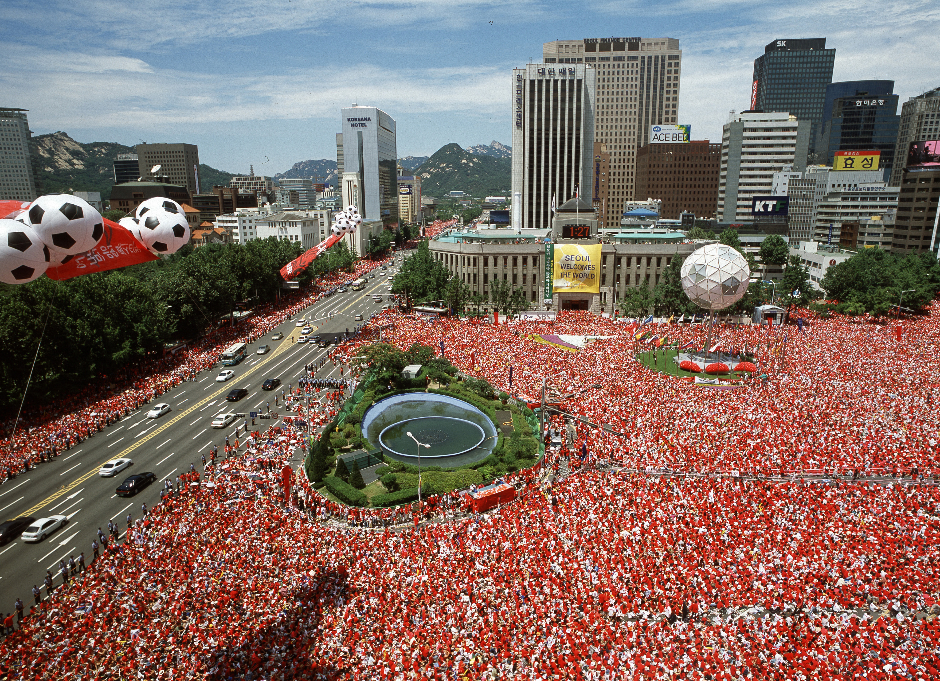 2002년 FIFA 월드컵 당시 서울광장의 거리 응원.