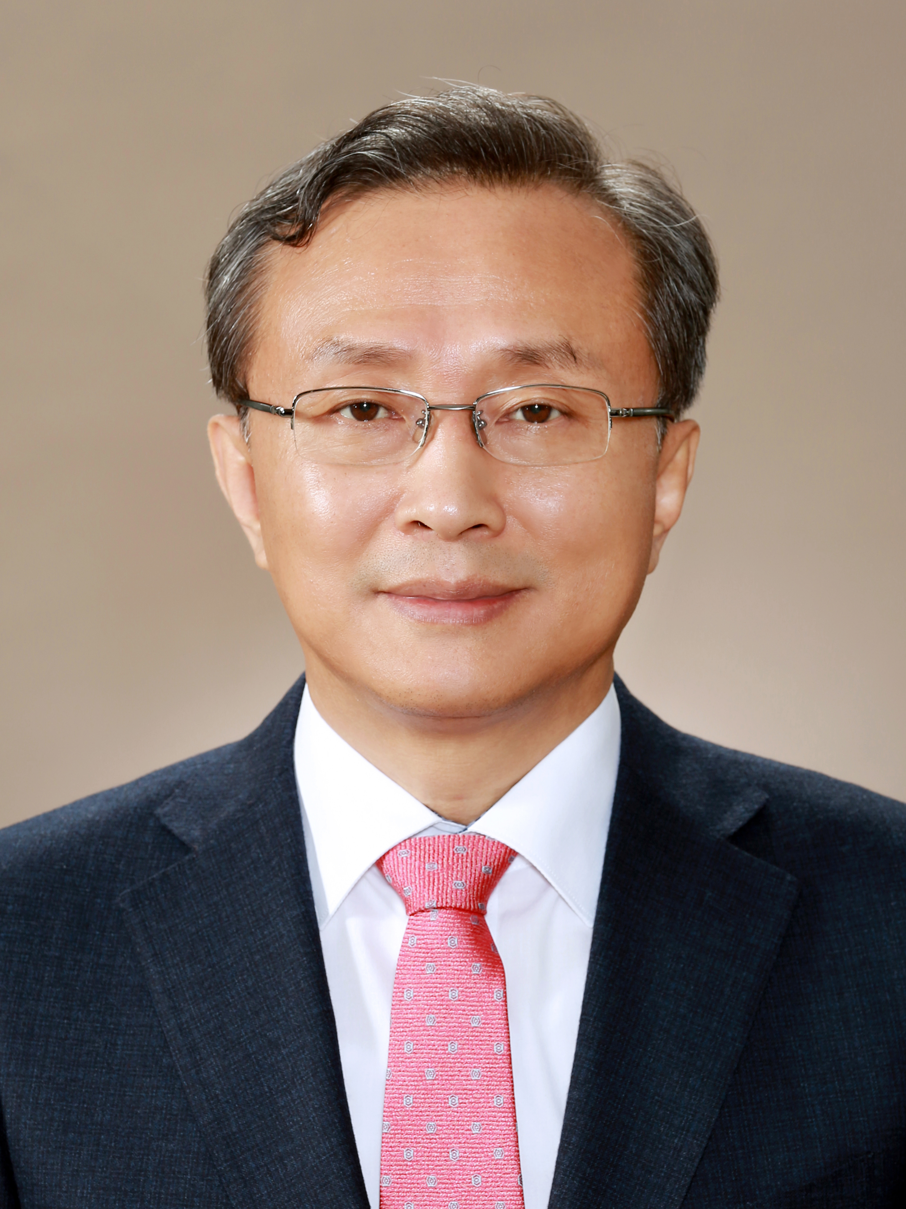 유남석 재판관 (양복)