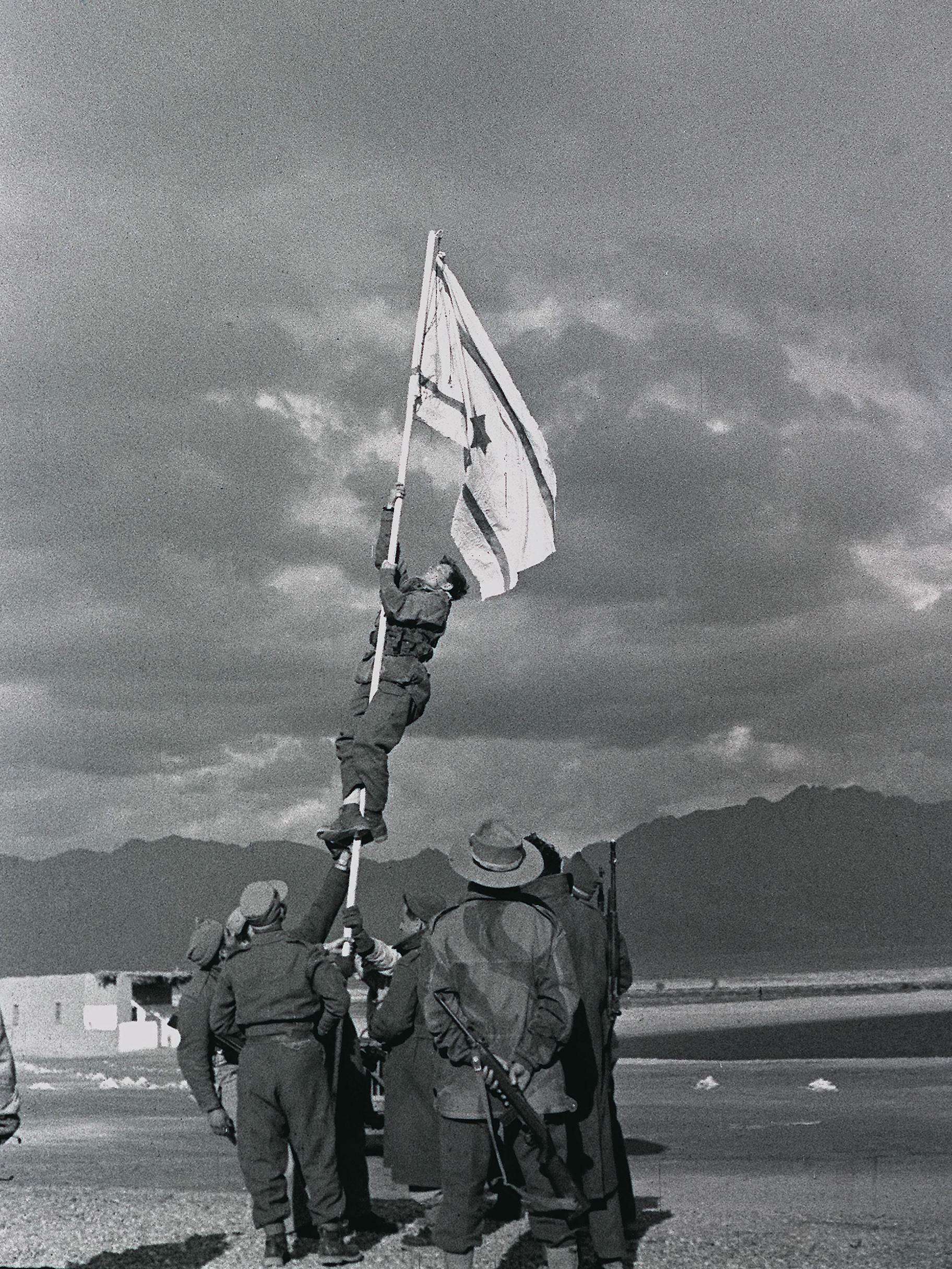 Pengibaran Bendera Tinta pada 10 Maret 1949, menandai berakhirnya Perang 1948.