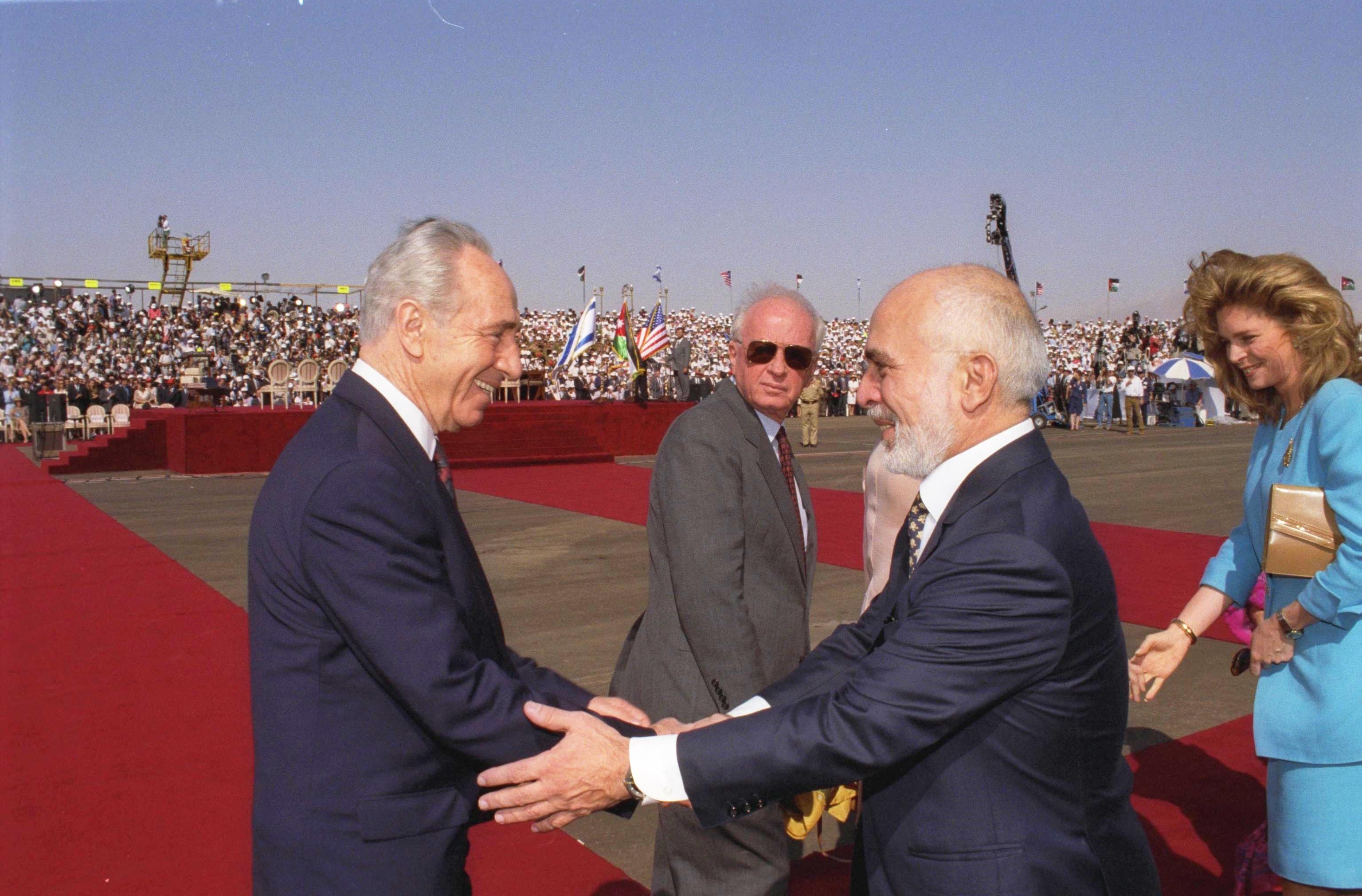 Shimon Peres (kiri) bersama Yitzhak Rabin (tengah) dan Raja Hussein dari Yordania (kanan), sebelum menandatangani Perjanjian Damai Israel-Yordania pada tahun 1994.