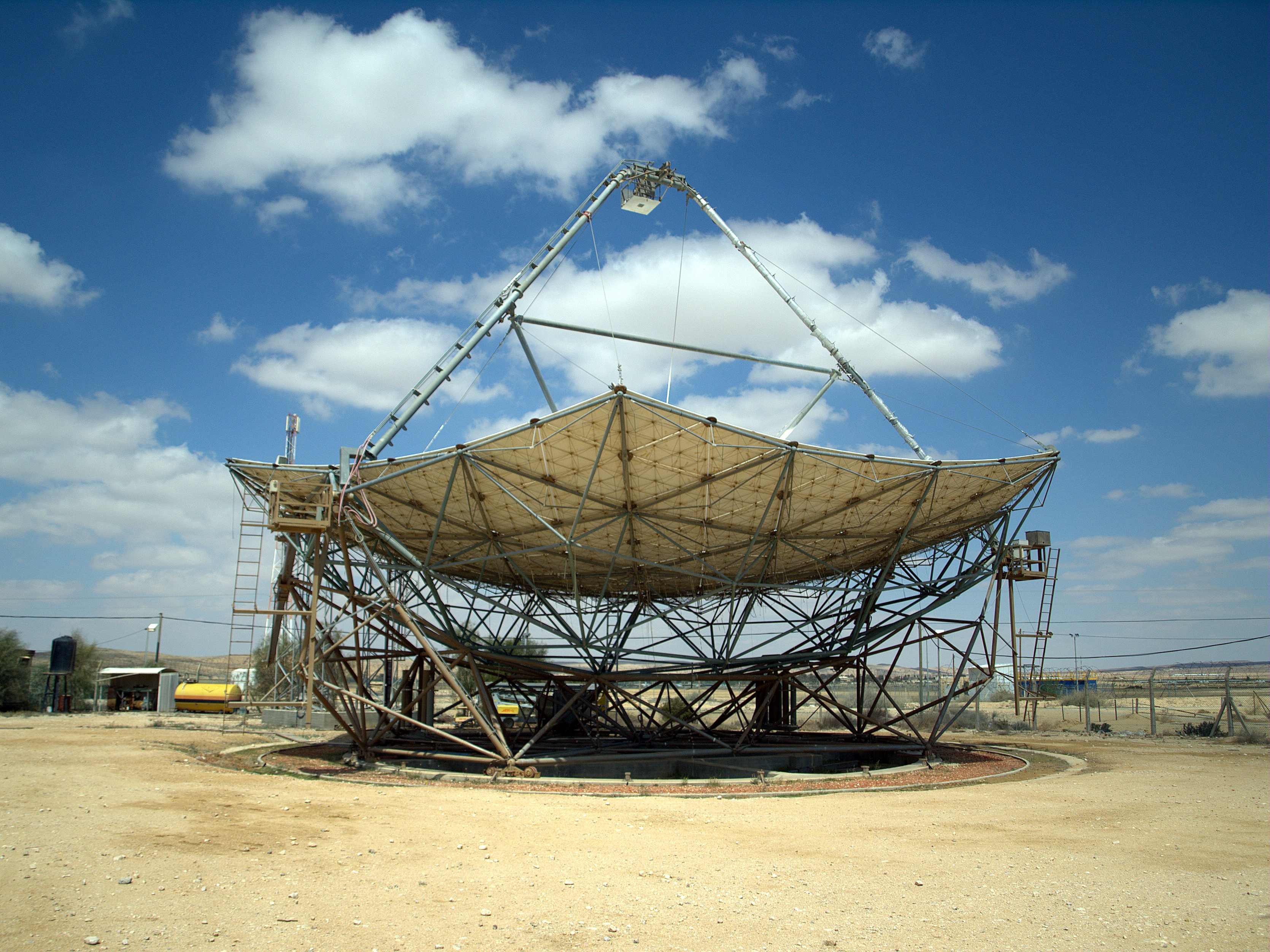 Piringan parabola surya terbesar di dunia di Pusat Energi Surya Nasional Ben-Gurion.