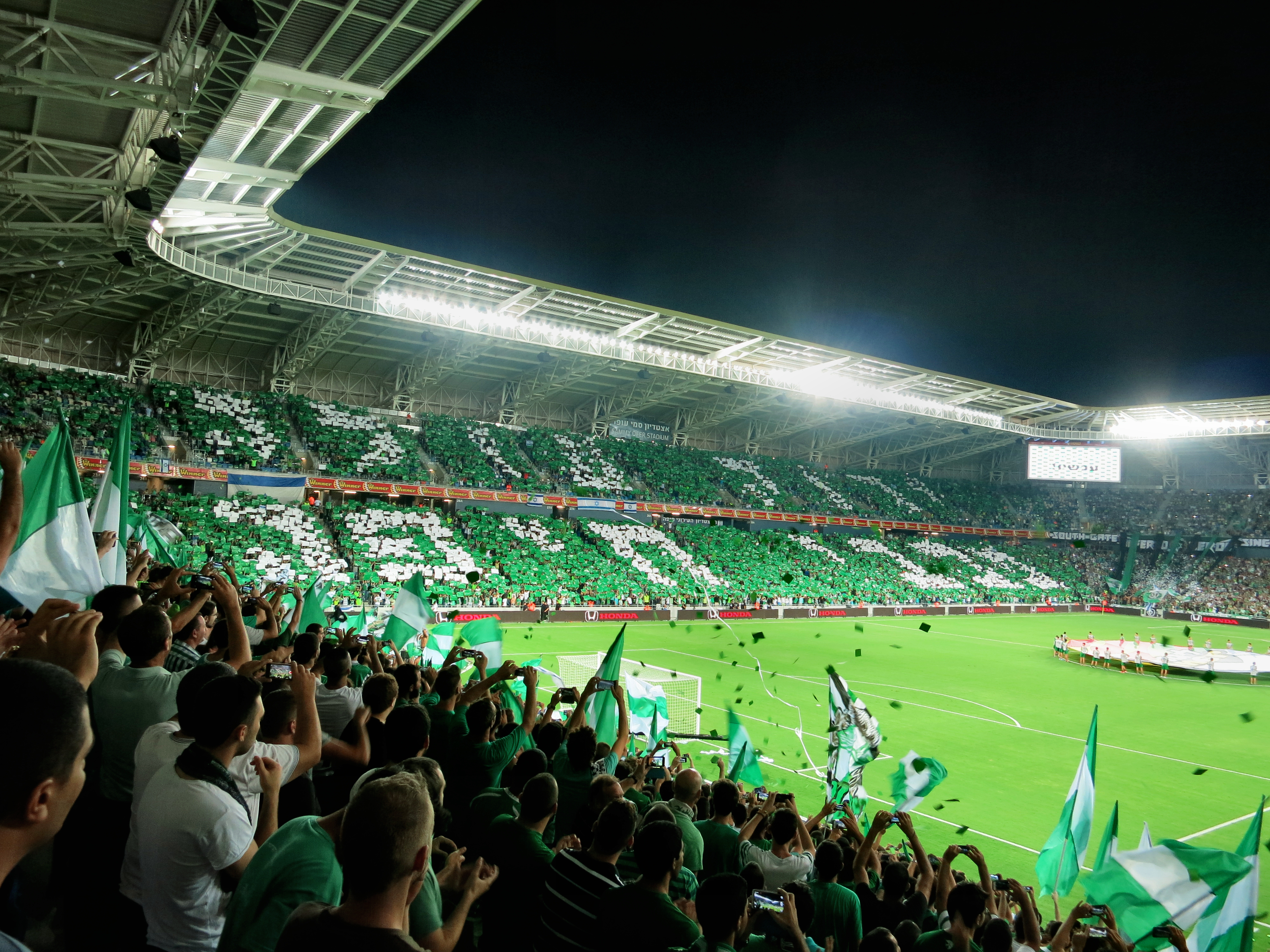 Peminat Maccabi Haifa F.C. di Stadium Sammy Ofer di bandar Haifa.