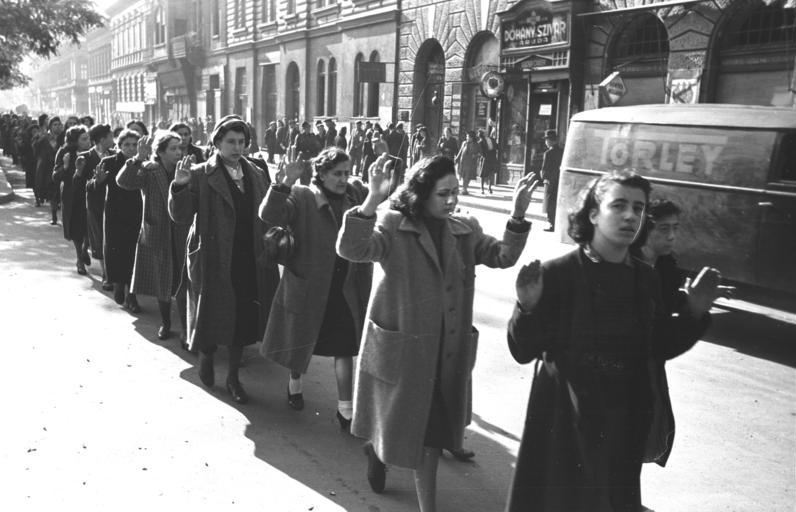 홀로코스트 기간 중 부다페스트 베셀레니 거리에서 체포되는 유대인 여성들 - 1944년 10월 20일~22일
