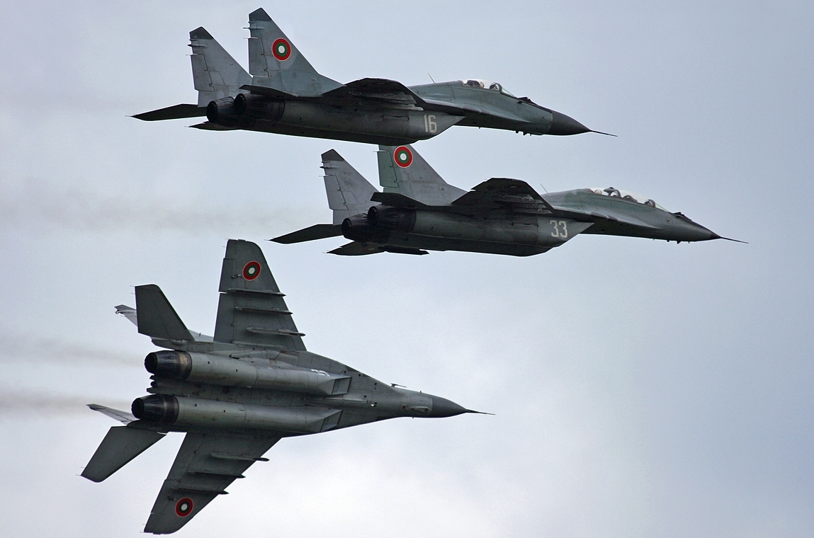 Pesawat tempur jet Mikoyan MiG-29 dari Angkatan Udara Bulgaria sedang terbang