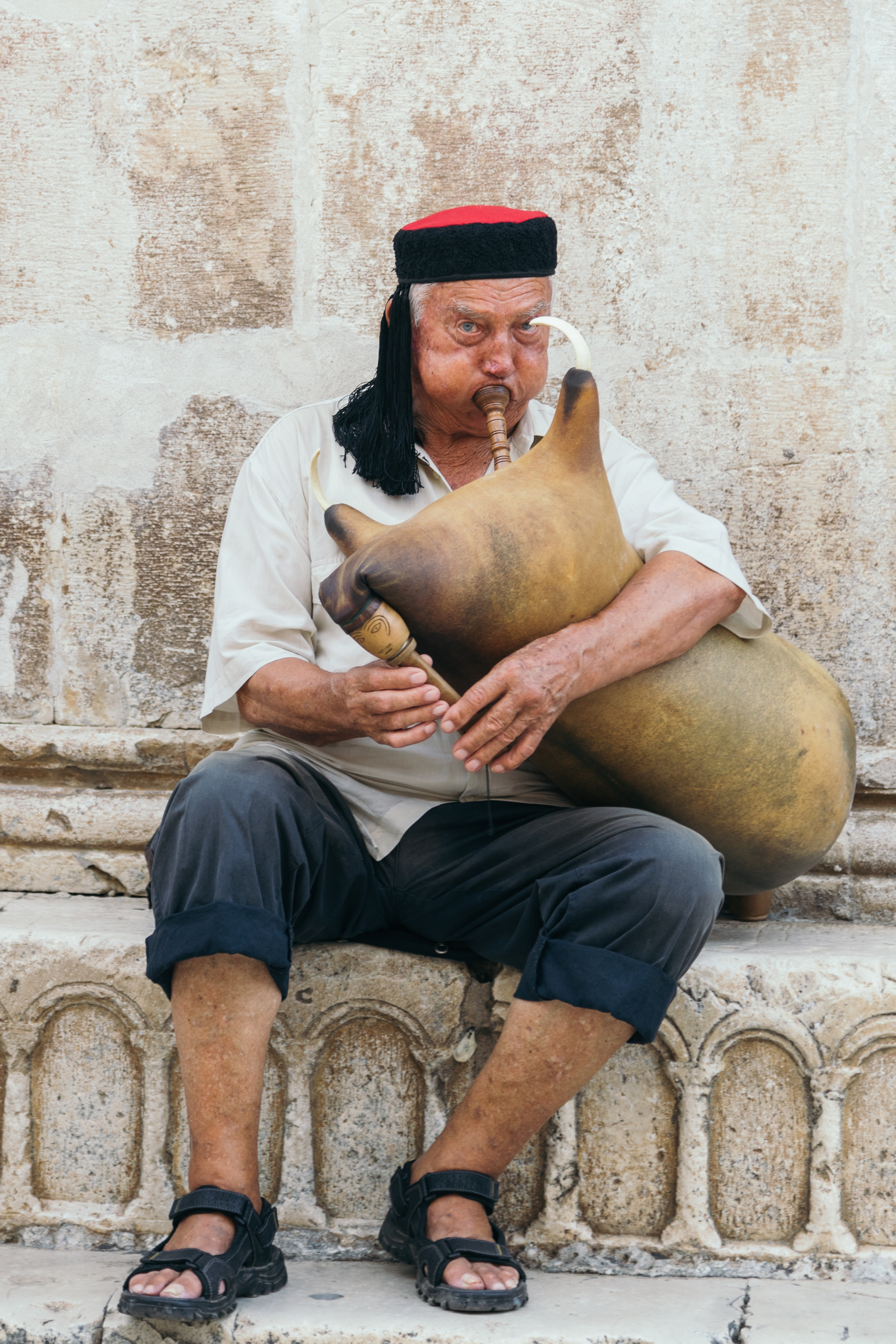 Chơi nhạc cụ truyền thống làm bằng da dê gaida