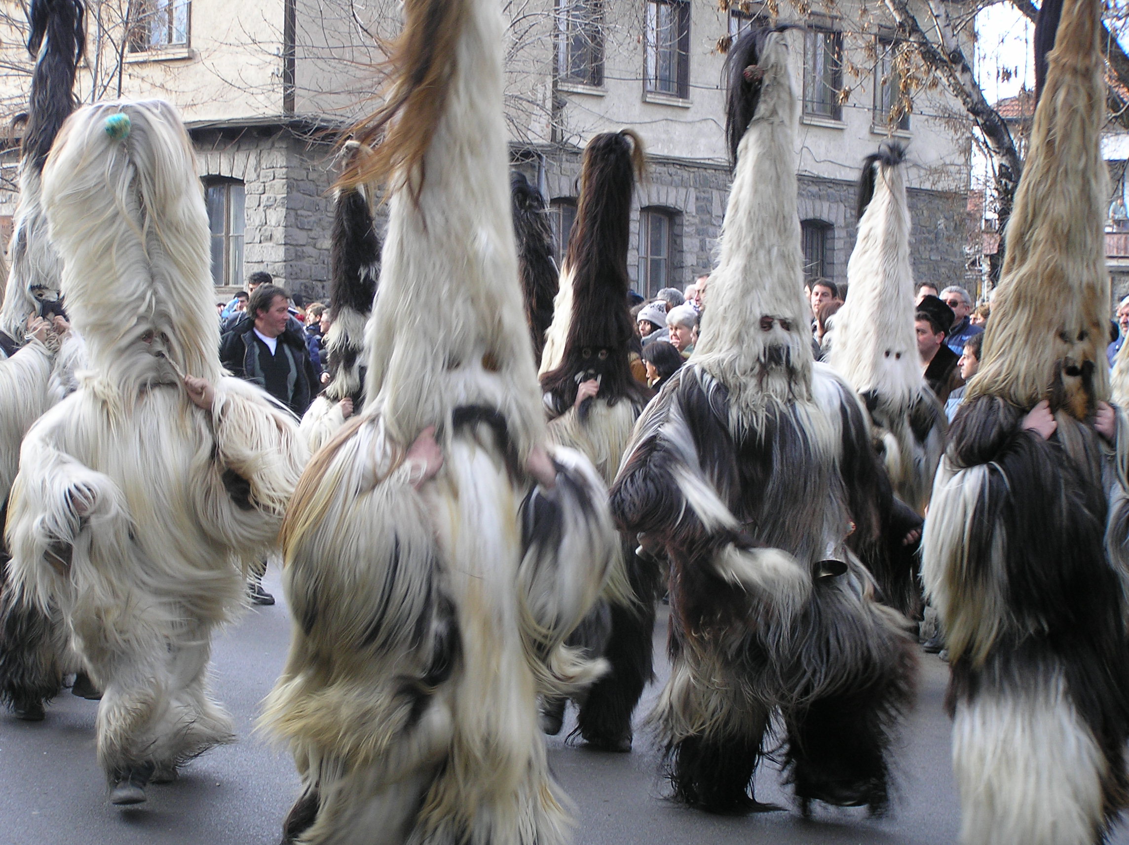 Kukeri trong lễ hội mùa đông Surva (Di sản văn hóa phi vật thể UNESCO 2015).