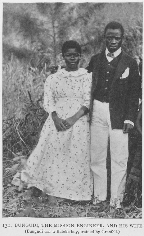 Foto tahun 1908 pasangan Kristen yang menikah. Misi Kristen memainkan peran dalam perubahan sosial selama era kolonial.