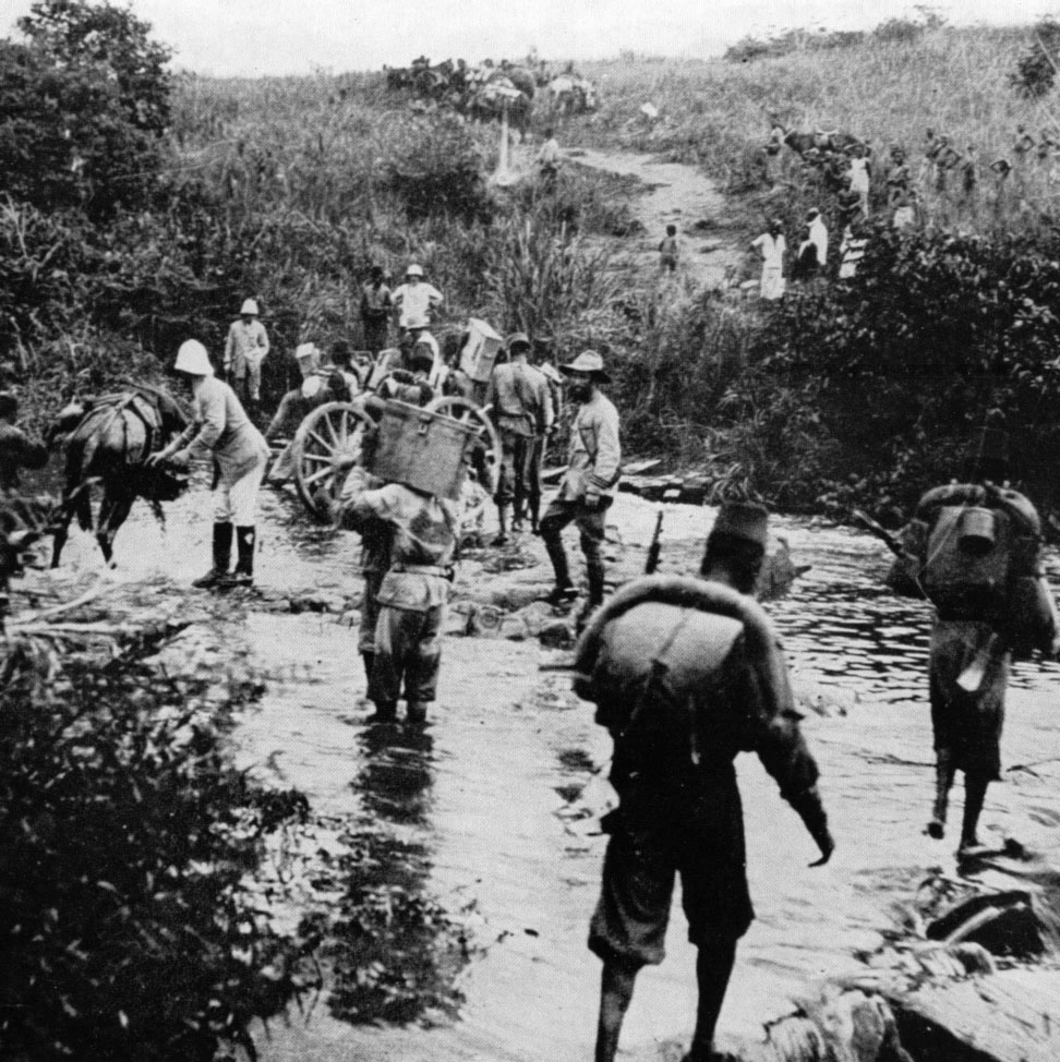 Tentara Force Publique di Kongo Belgia pada tahun 1918. Pada puncaknya, Force Publique memiliki sekitar 19.000 tentara Kongo, dipimpin oleh 420 perwira Belgia.